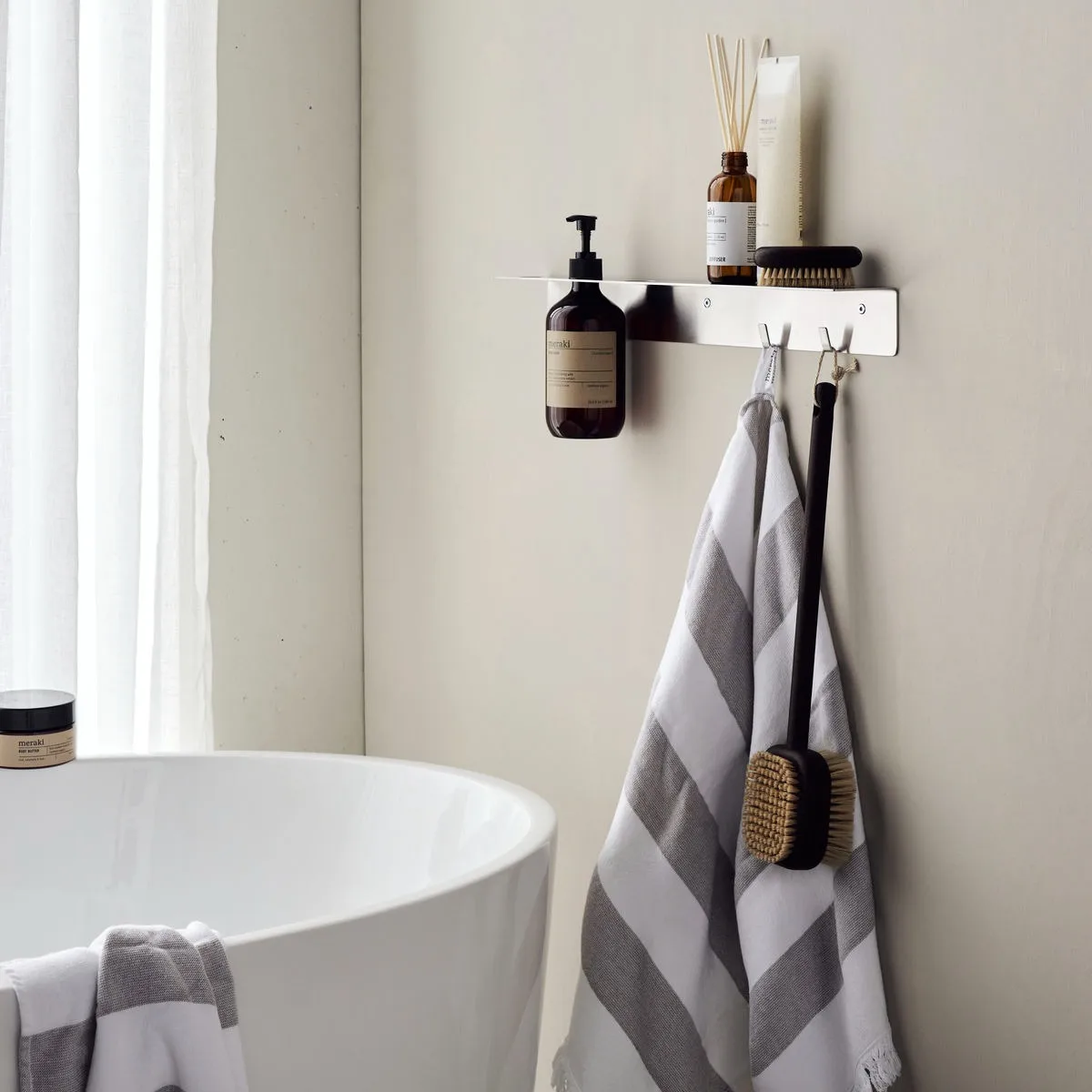 Étagère Meraki avec porte-bouteilles et crochet, Acier brossé Meraki