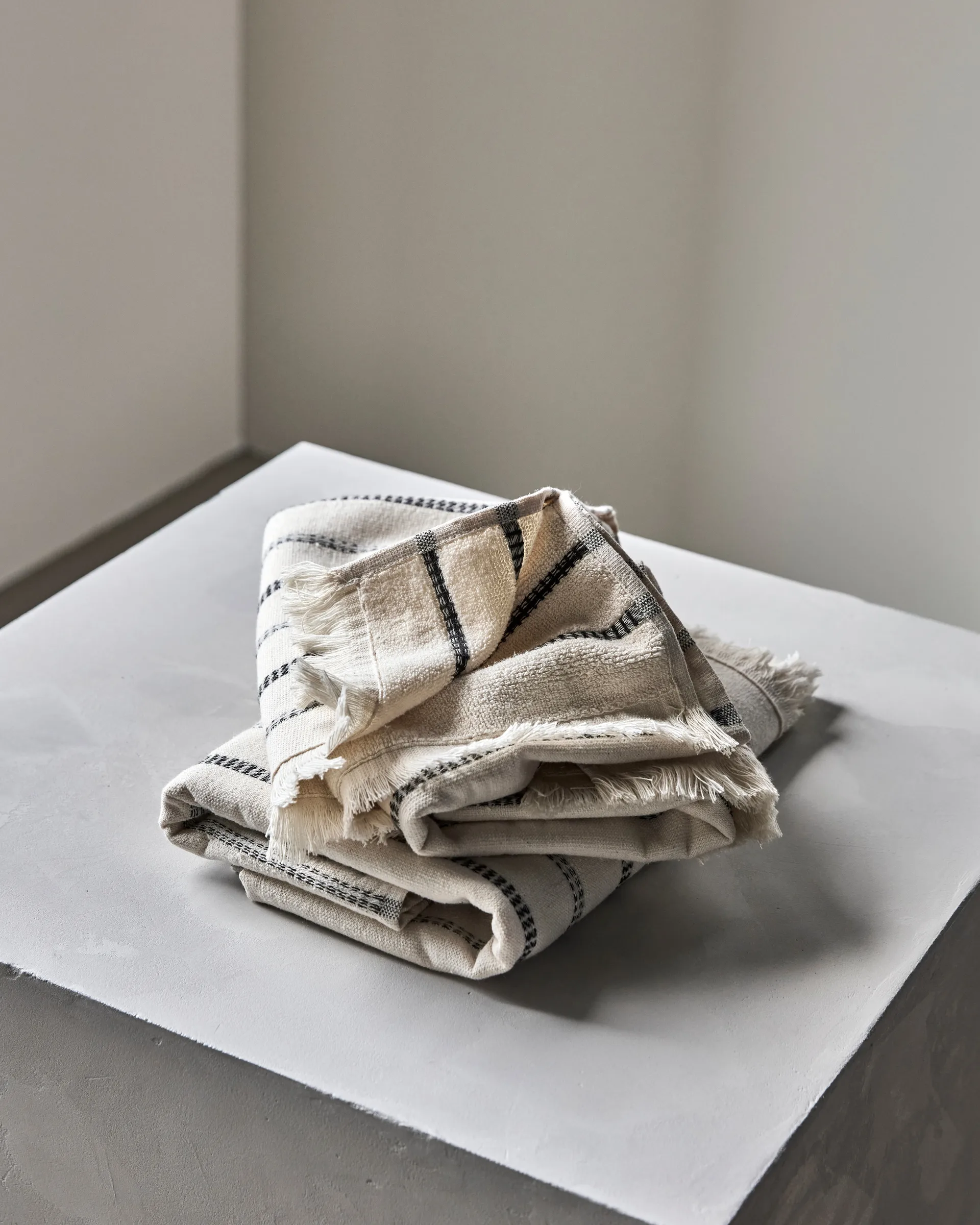 Lot de 2 serviettes True, Off-White-noir, 50x100 cm Meraki