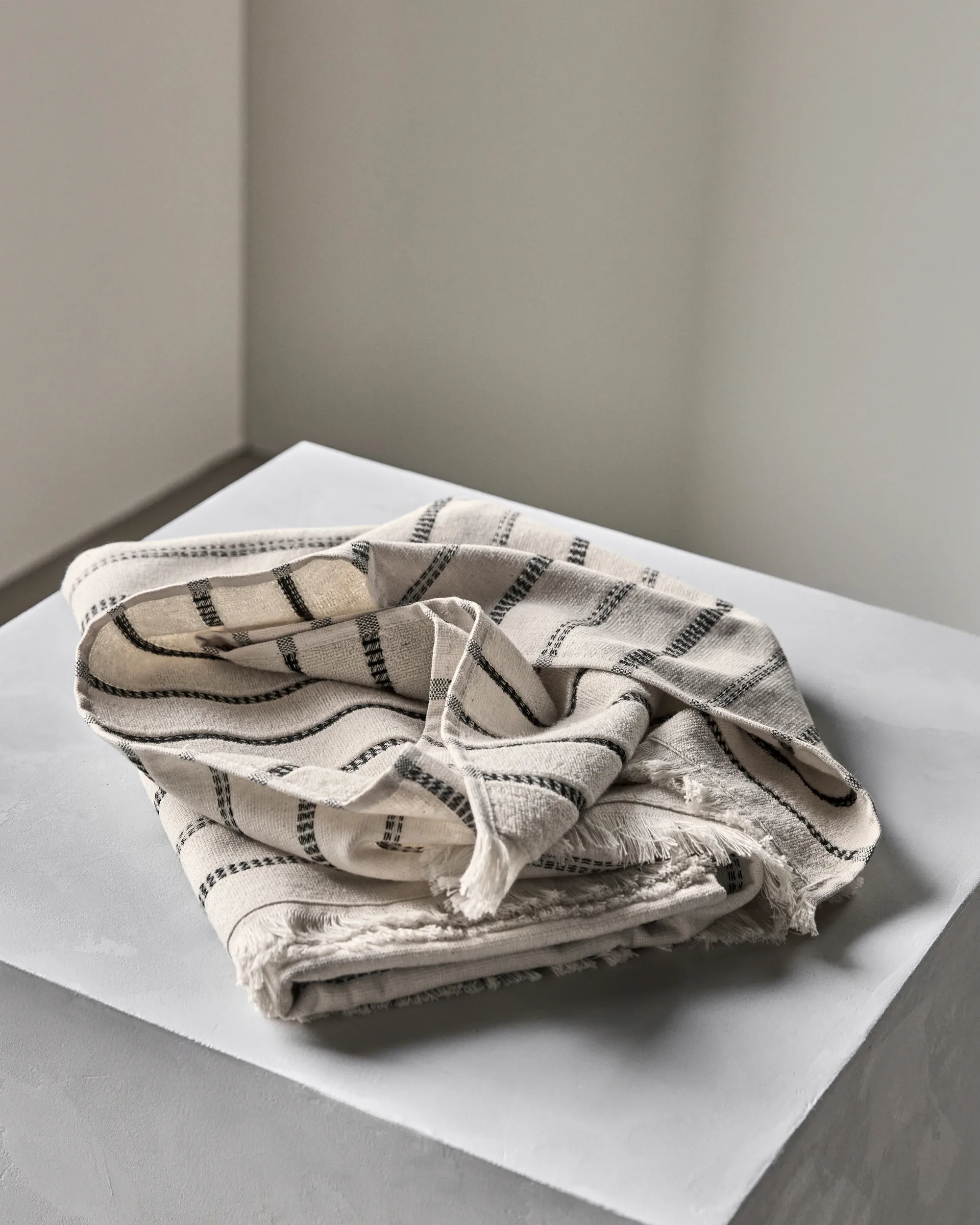 Serviette de bain True, Off-White-noir, 70x140 cm Meraki