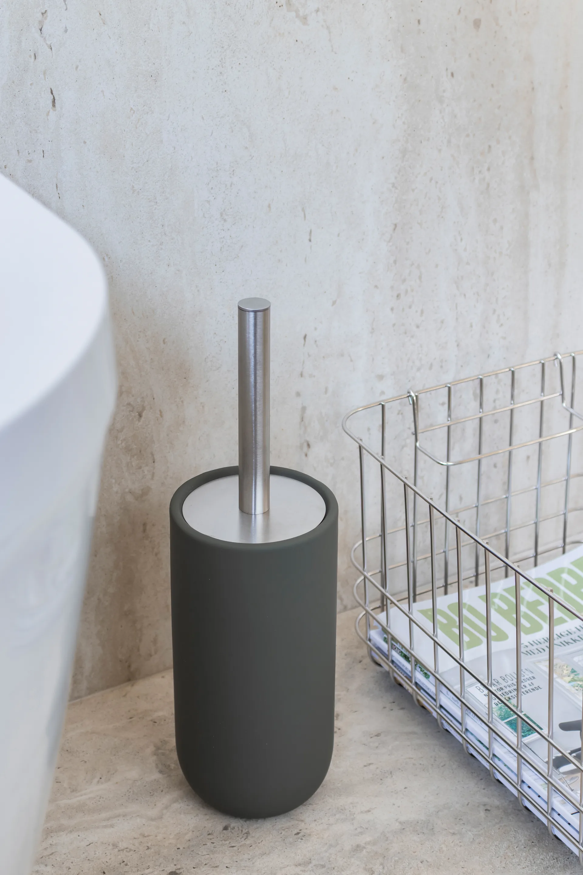 Brosse de toilettes Lotus Play, avec 2 têtes de brosse, Dark olive Mette Ditmer