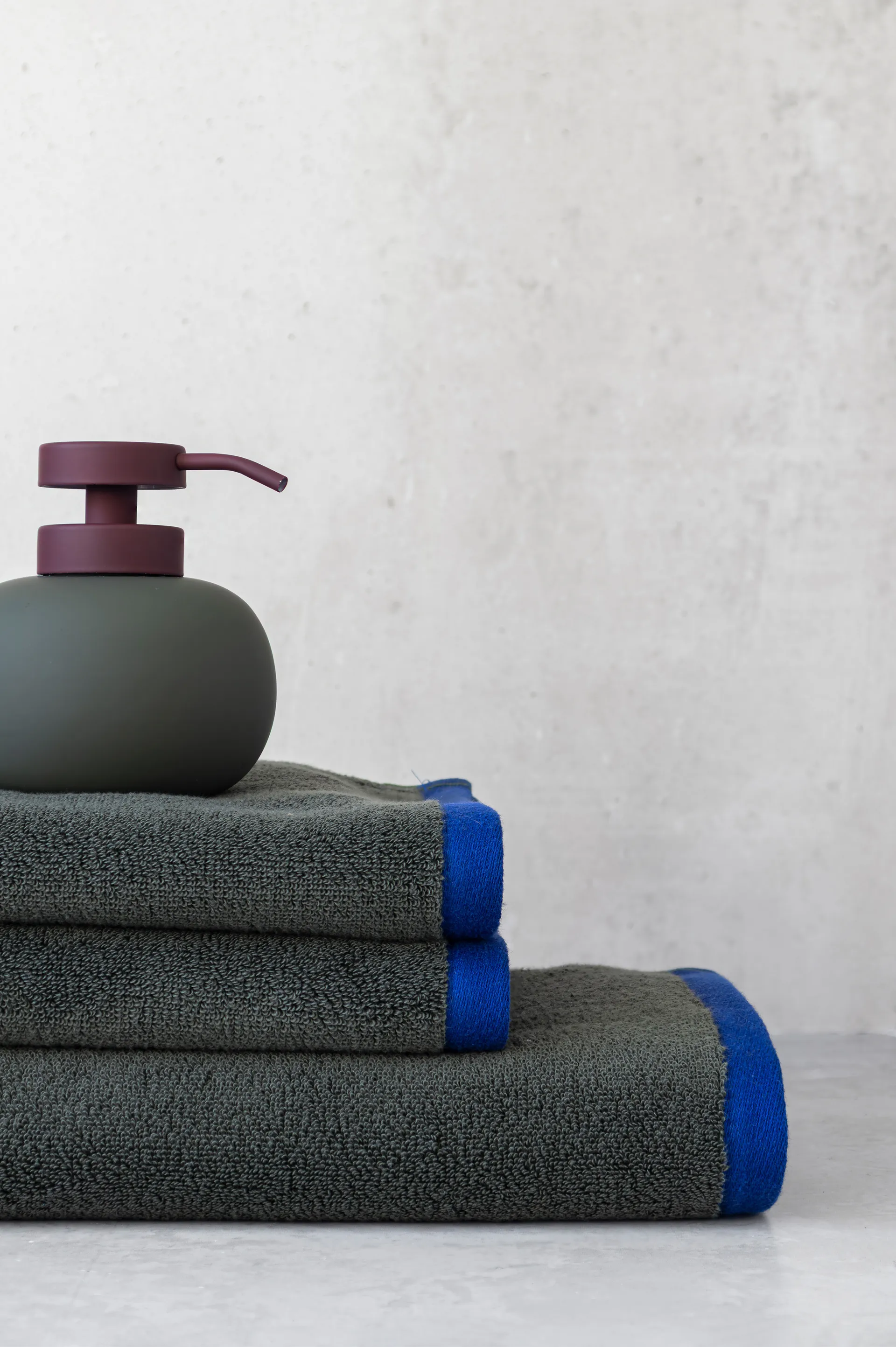 Distributeur de savon bas Lotus Play, avec 2 pompes, Dark olive Mette Ditmer