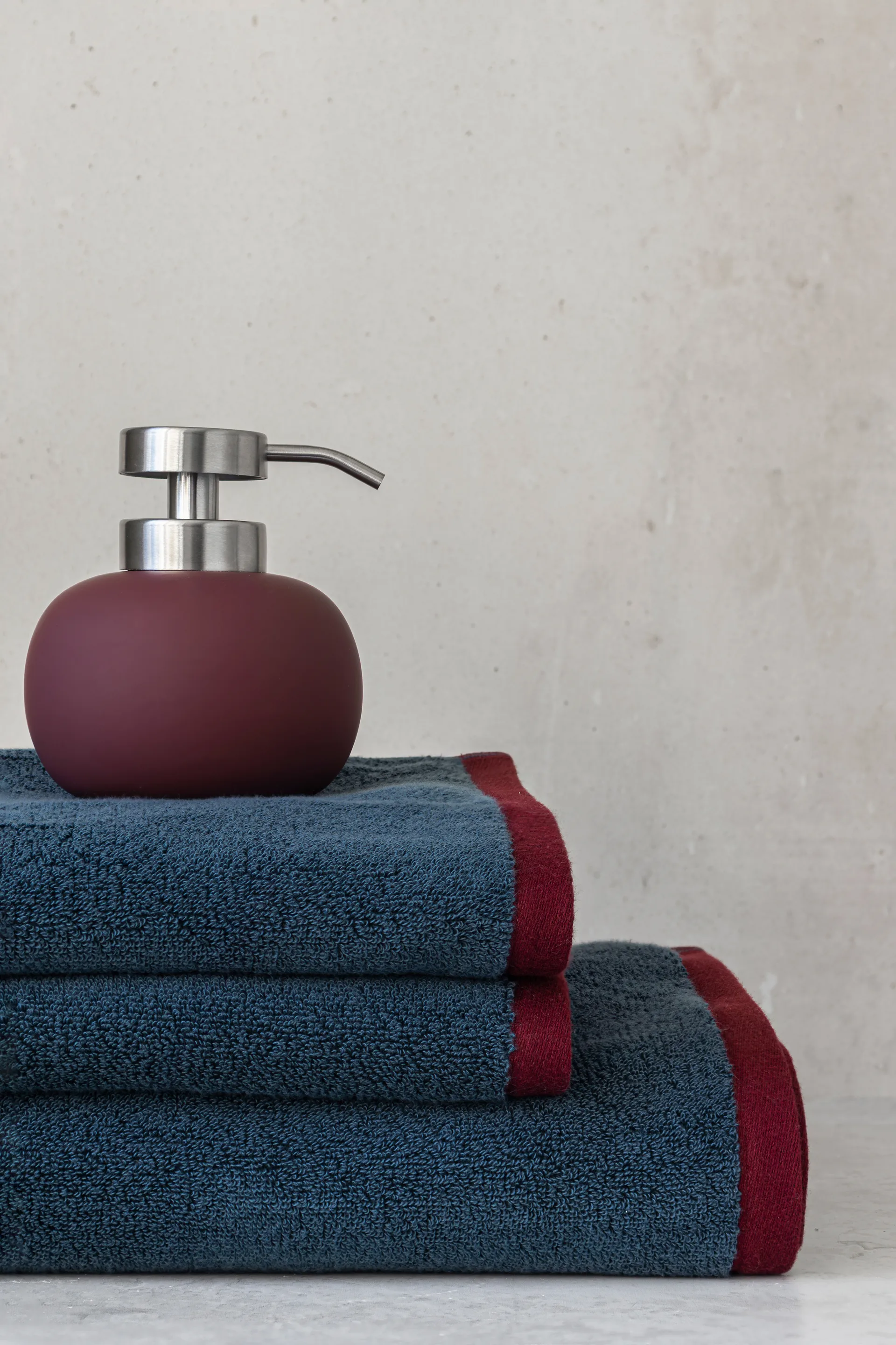 Distributeur de savon bas Lotus Play, avec 2 pompes, Wine Mette Ditmer