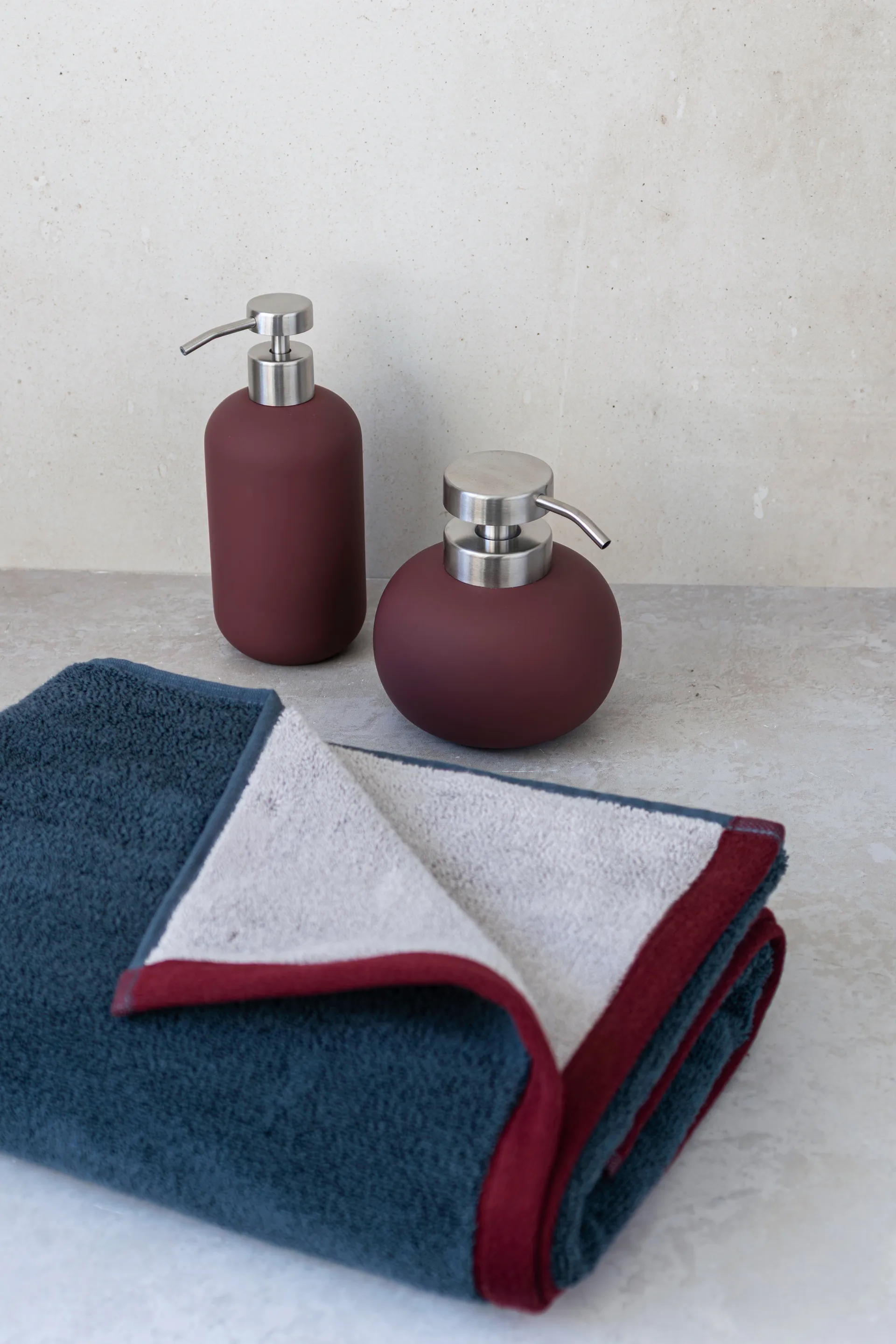 Distributeur de savon haut Lotus Play, avec 2 pompes, Wine Mette Ditmer