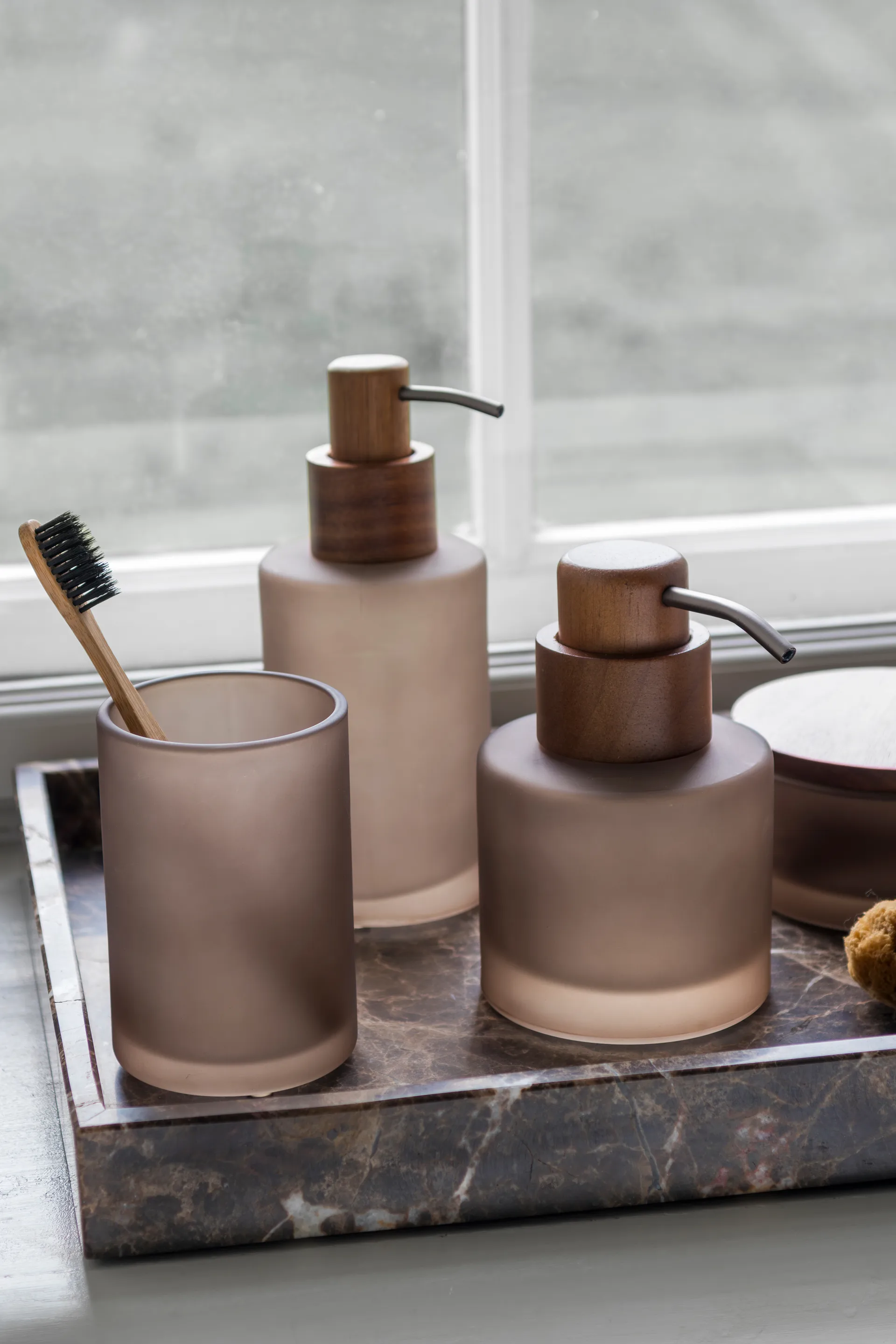 Distributeur de savon haut Modest, Noyer Mette Ditmer