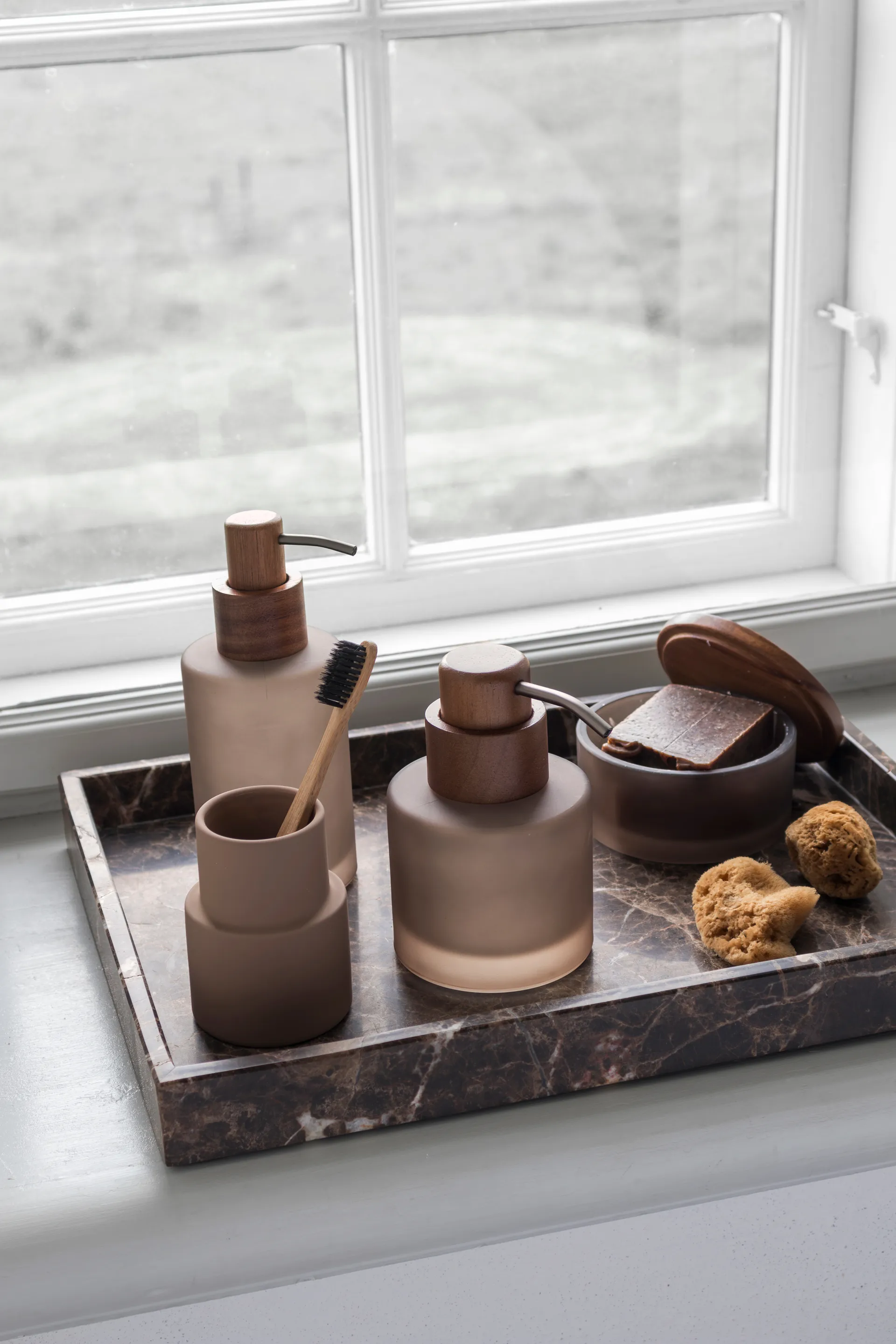 Distributeur de savon haut Modest, Noyer Mette Ditmer