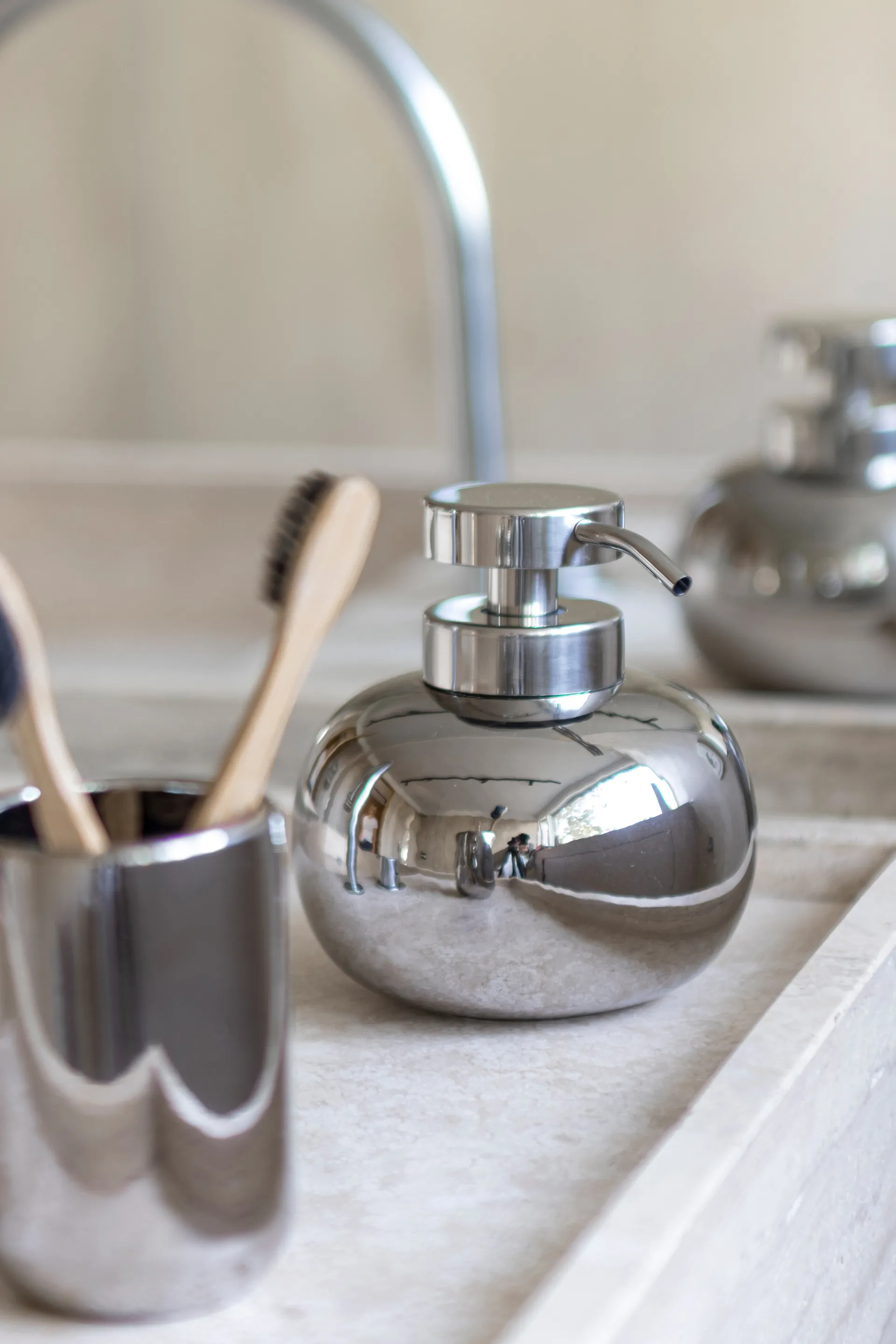 Distributeur de savon Lotus bas, Chrome Mette Ditmer