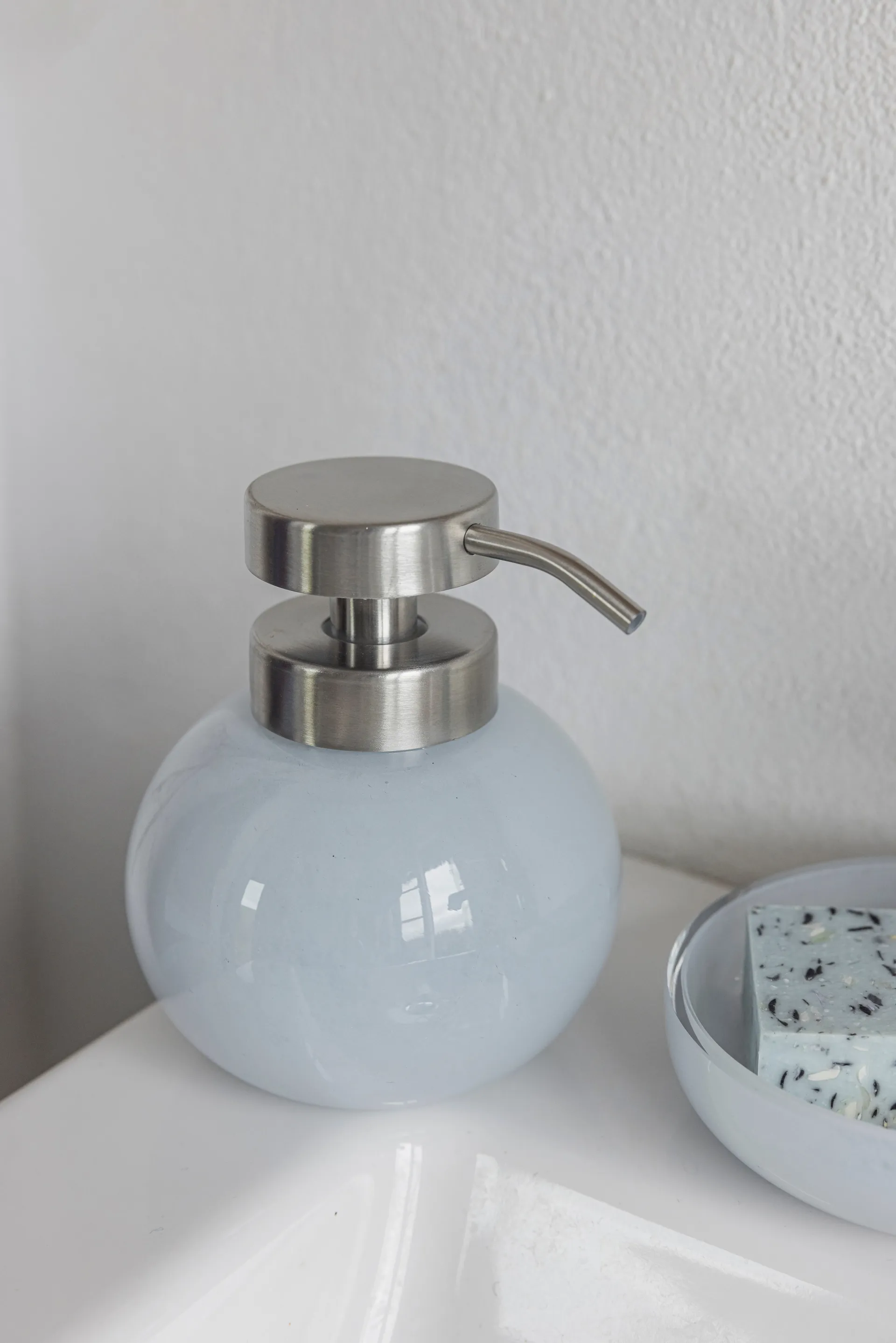 Distributeur de savon Opal, Light blue Mette Ditmer