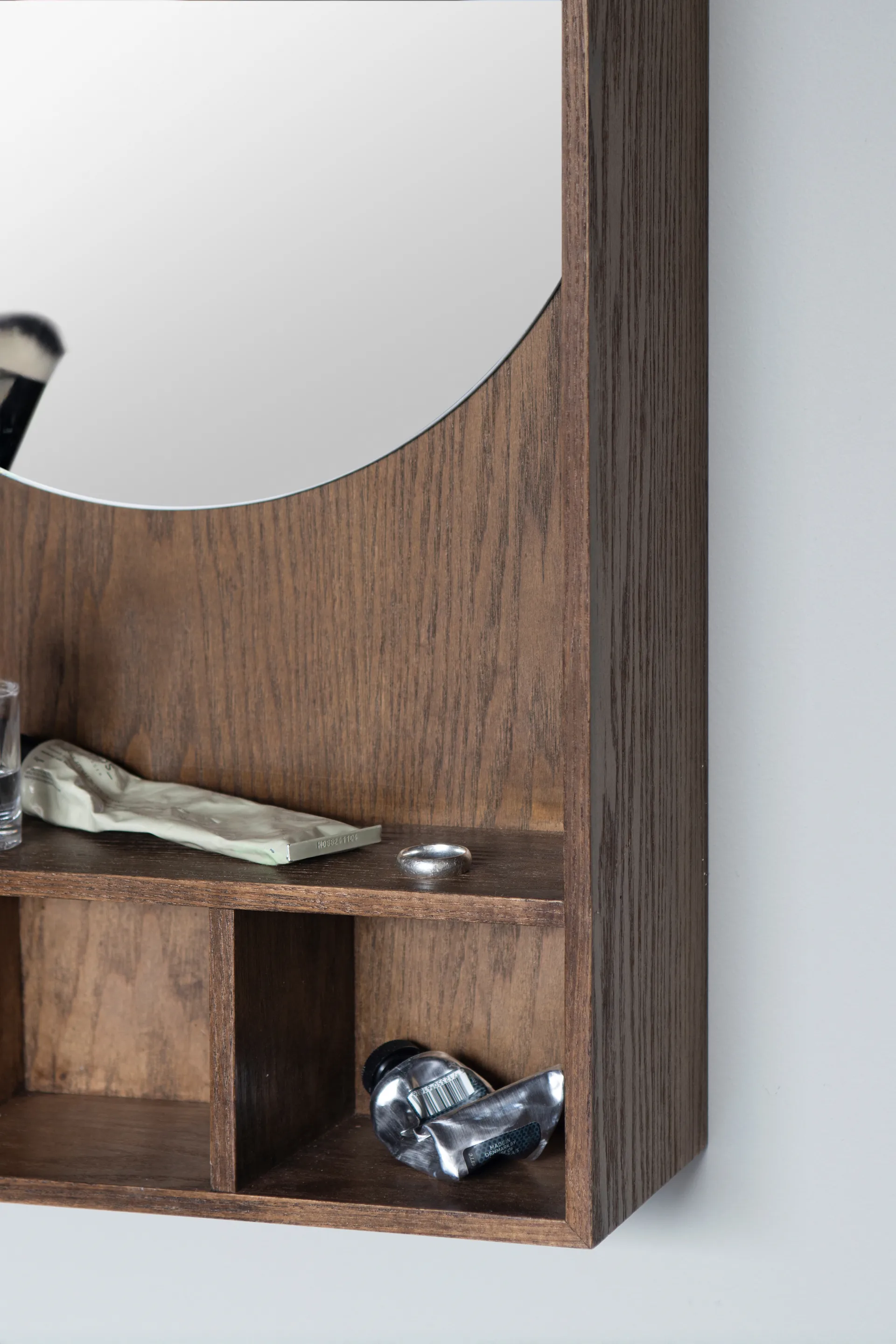 Miroir avec étagère Show-me small, Dark oiled Mette Ditmer