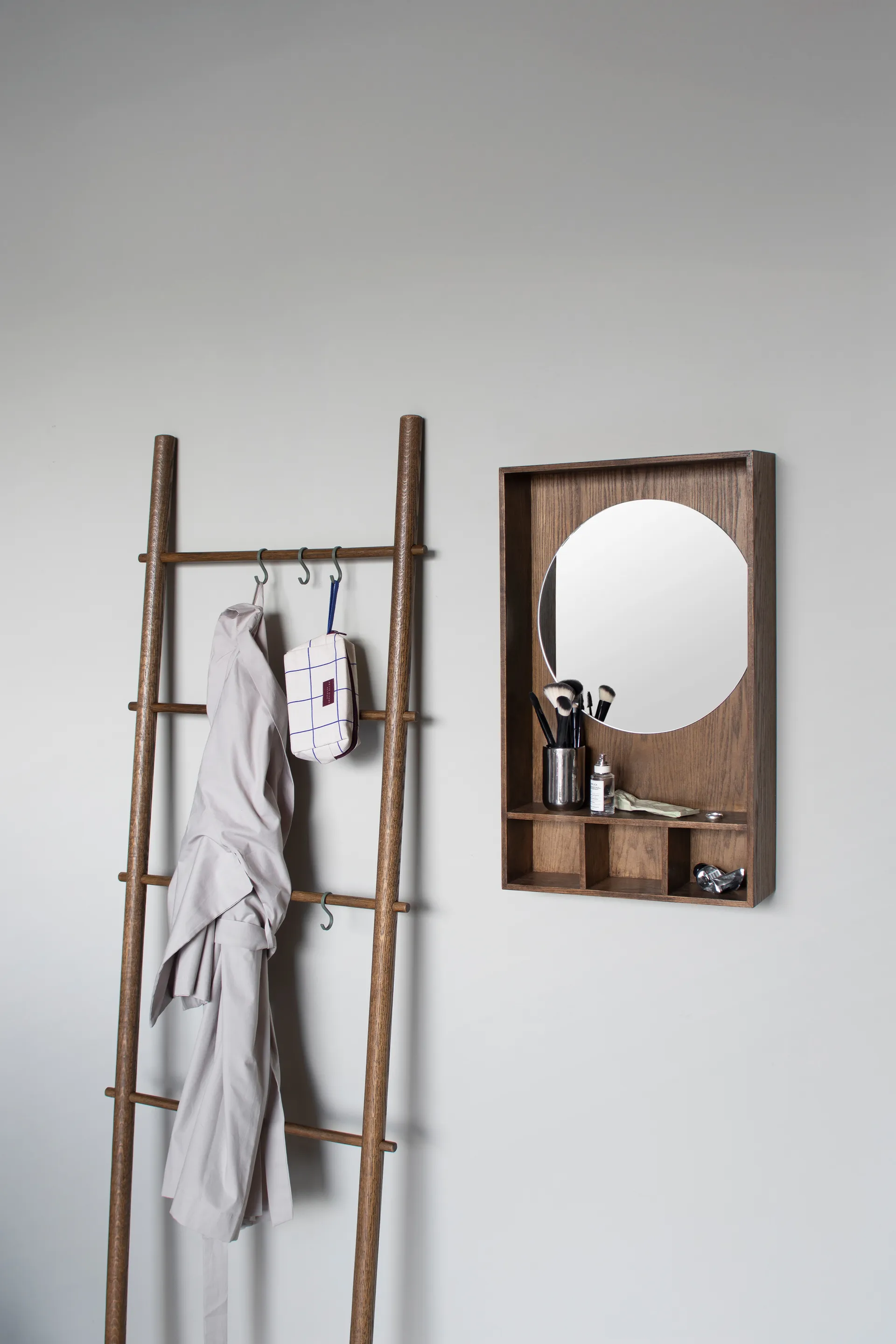 Miroir avec étagère Show-me small, Dark oiled Mette Ditmer