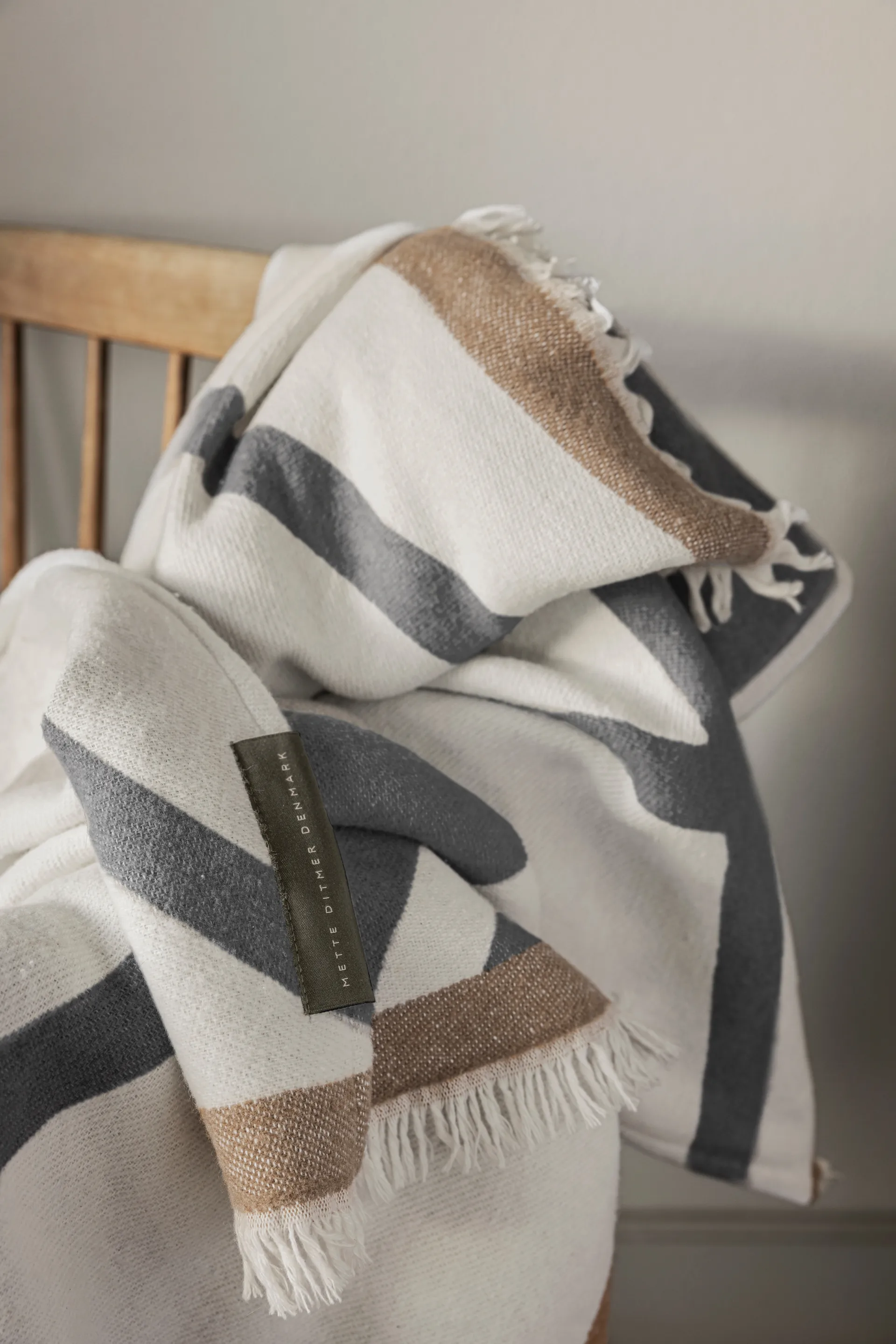 Plaid Shadow, Off-white-grey, 130x175 cm Mette Ditmer