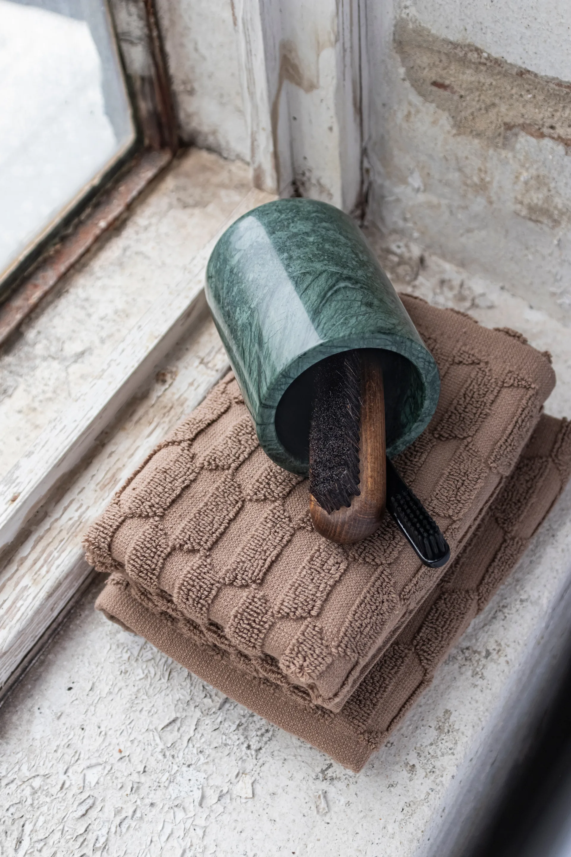 Porte-brosse à dents Marble 10 cm, Dark forest Mette Ditmer