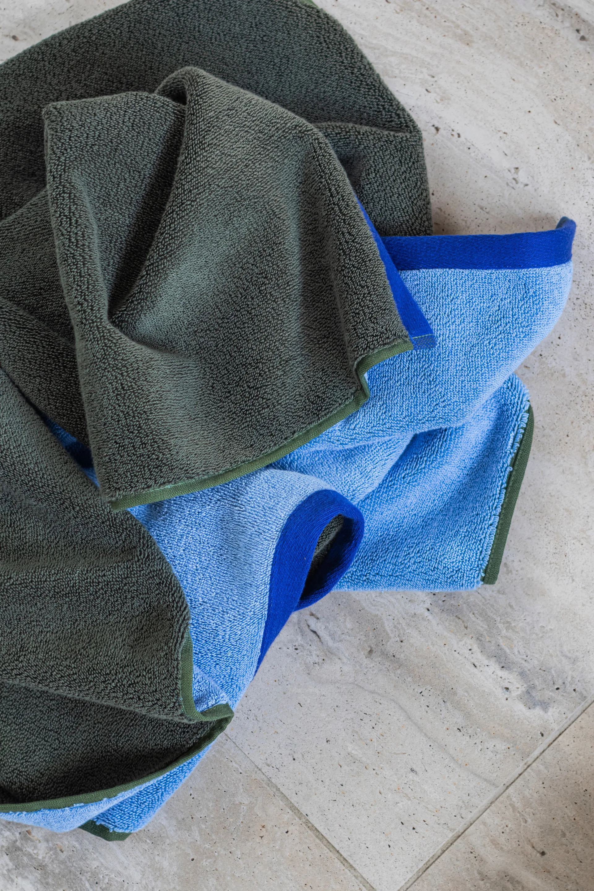 Serviette de bain Soft 70x133 cm, Dark olive-light blue Mette Ditmer