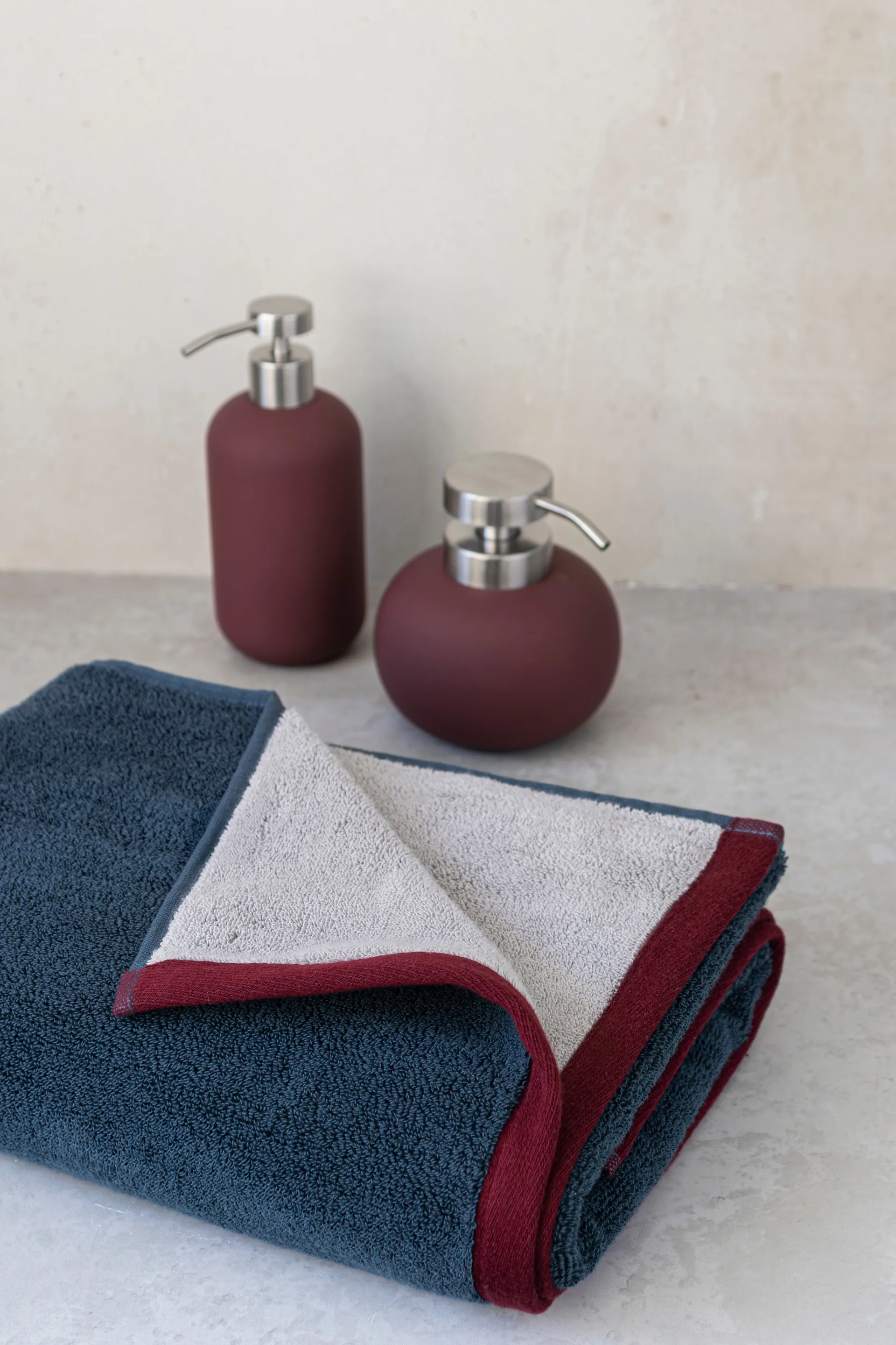 Serviette de bain Soft 70x133 cm, Midnight blue-light grey Mette Ditmer