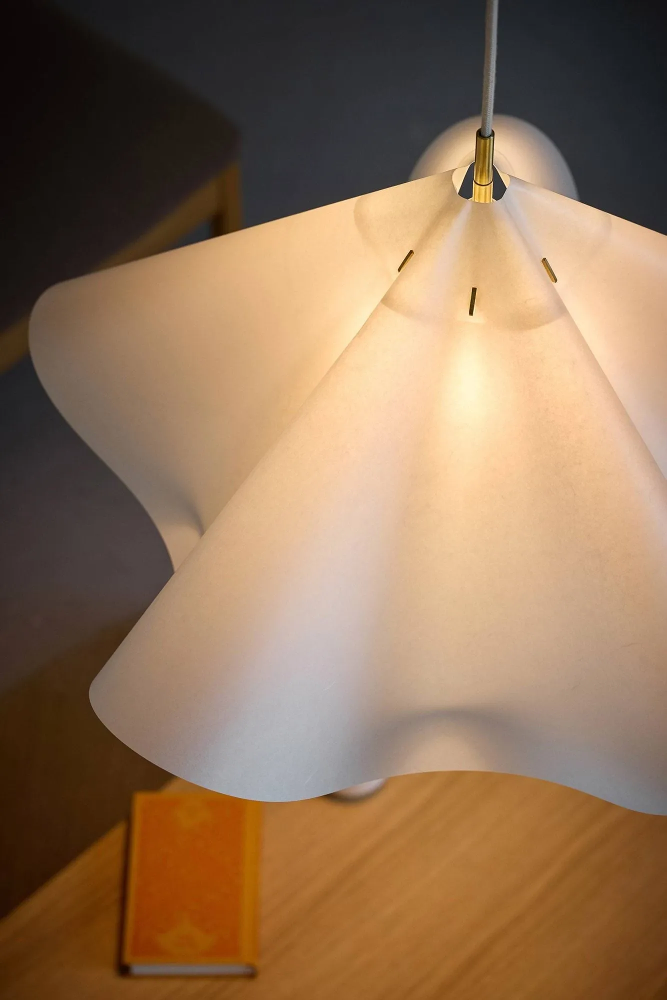 Sinuate suspension, White-laiton, grand Ø75x40 cm MOEBE