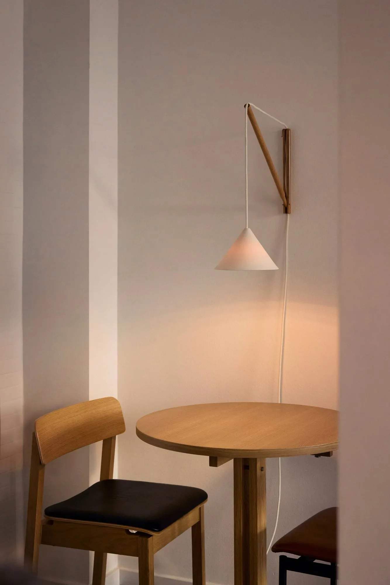 Table de café KUMU, Chêne huilé, Ø65 cm MOEBE