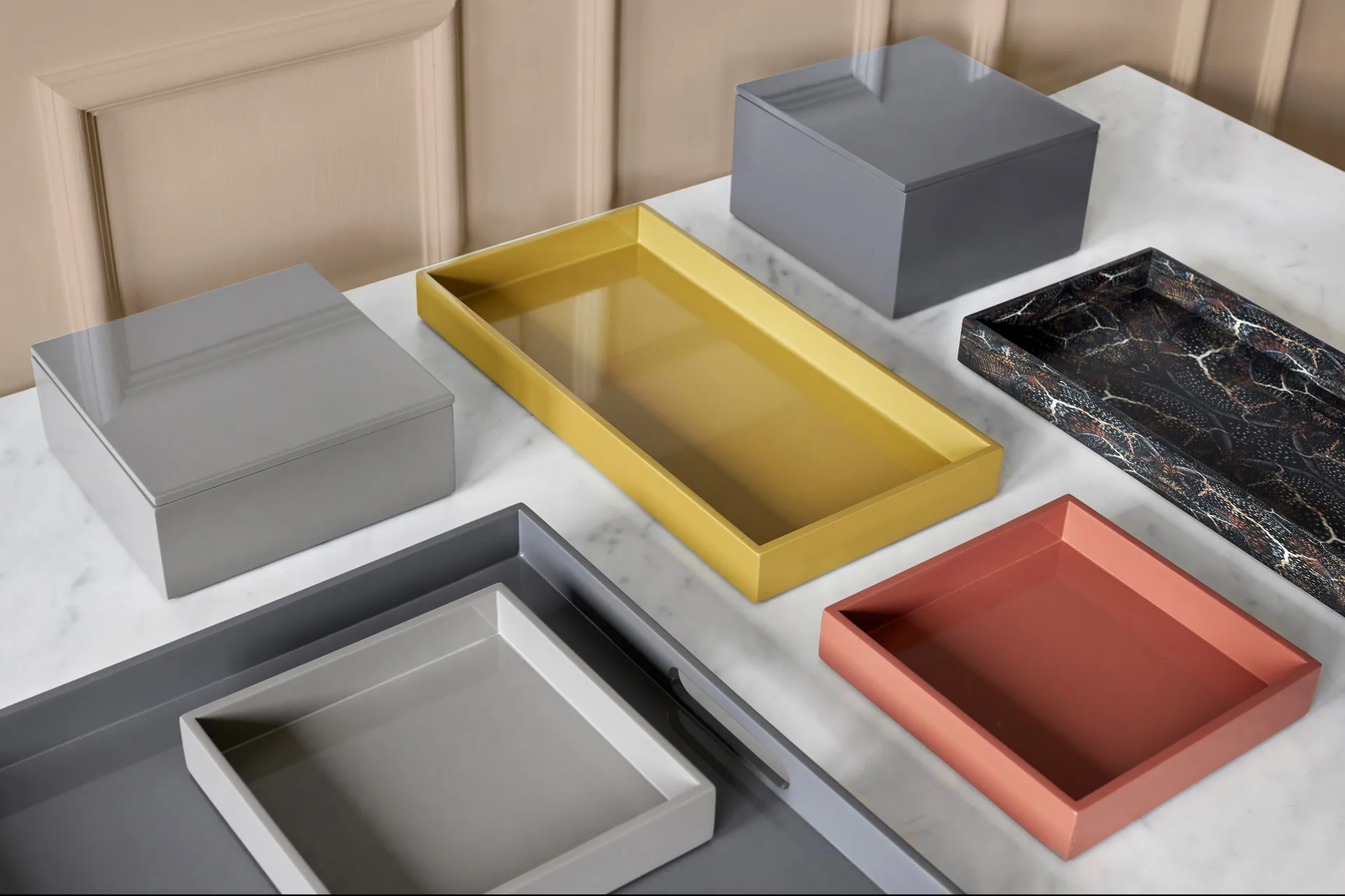 Plateau de service laqué Lux 40x40x4 cm, Dark grey Mojoo