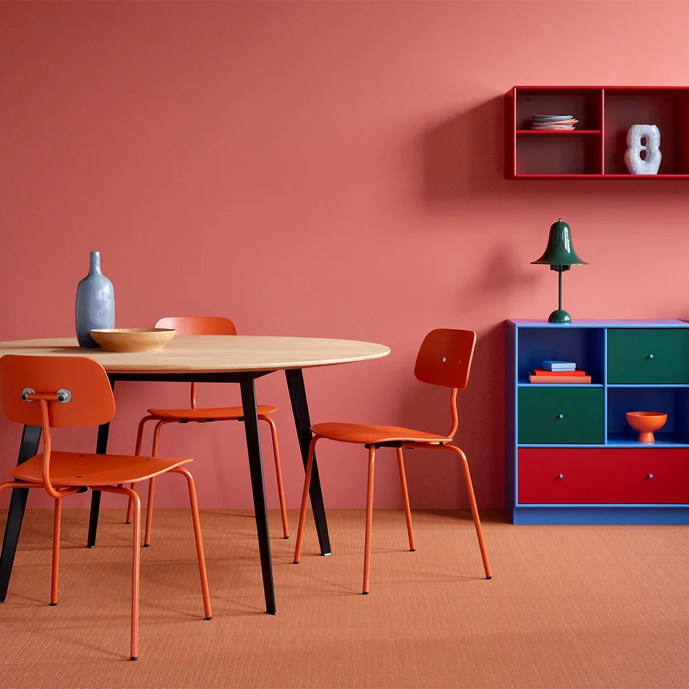 Chaise Kevi 2060, rhubarb structure laquée frêne lasuré Montana