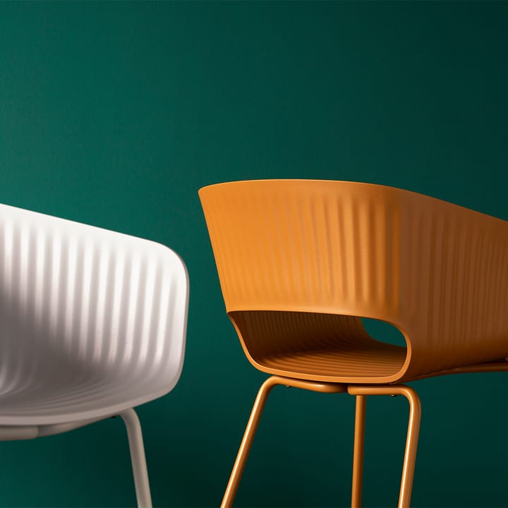 Chaise Marée 401, amber 142 structure en métal laqué
 Montana