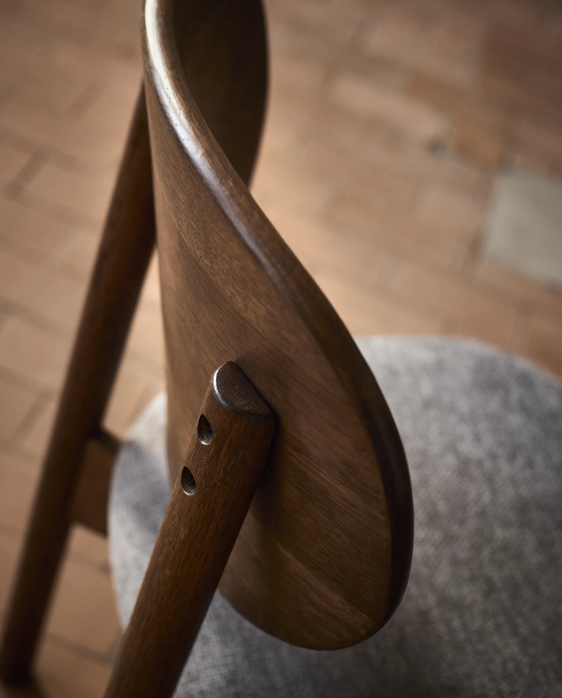 Chaise Oka, Chêne huilé foncé, grey MUUBS