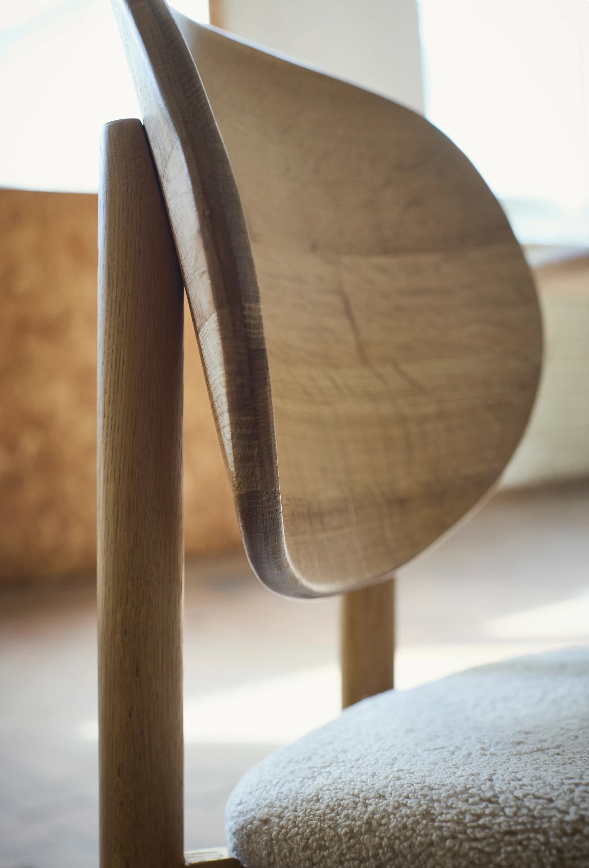 Chaise Oka, Chêne huilé naturel, sable MUUBS
