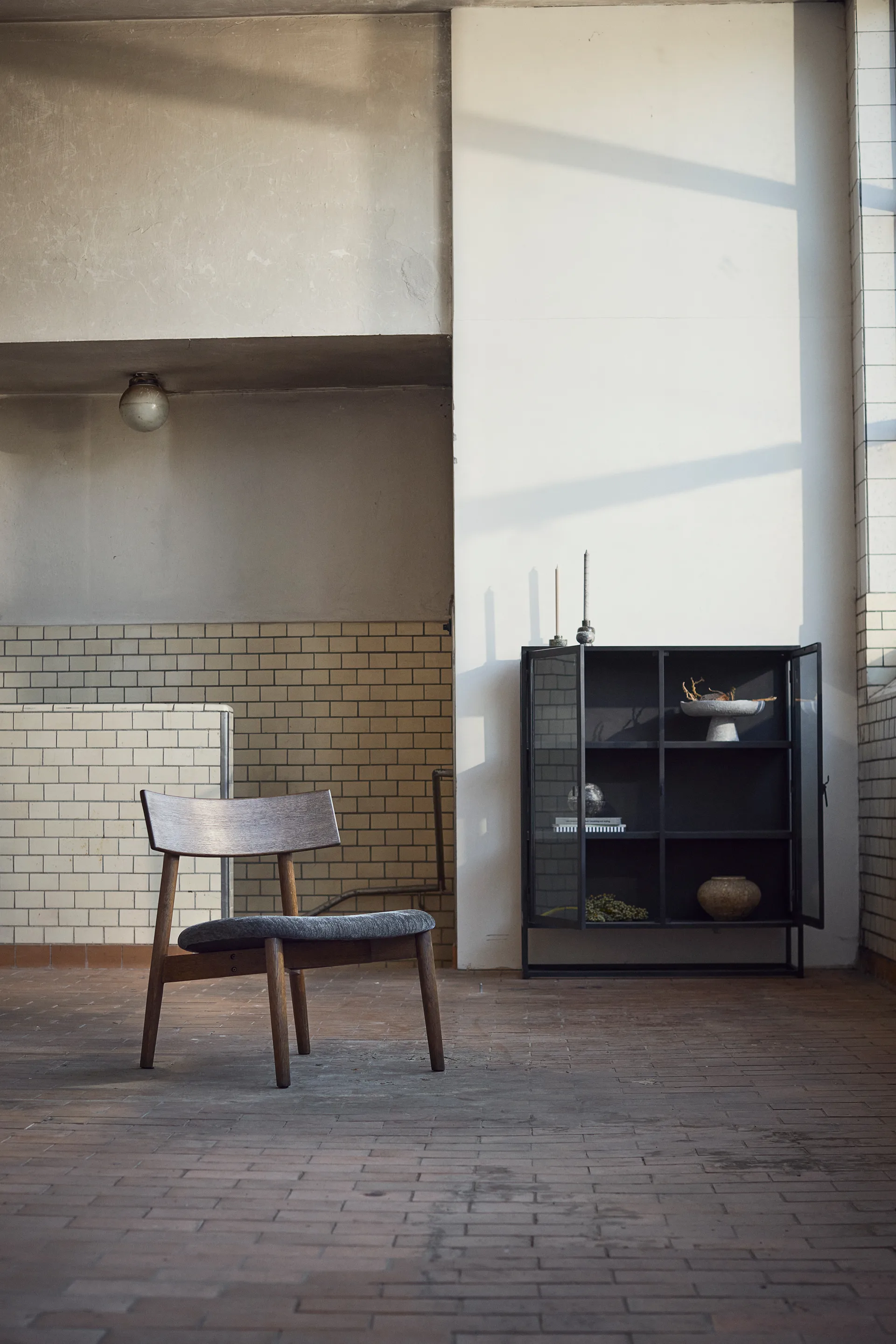 Tetra lounge chair, Tissu couleur granit-chêne foncé huilé MUUBS