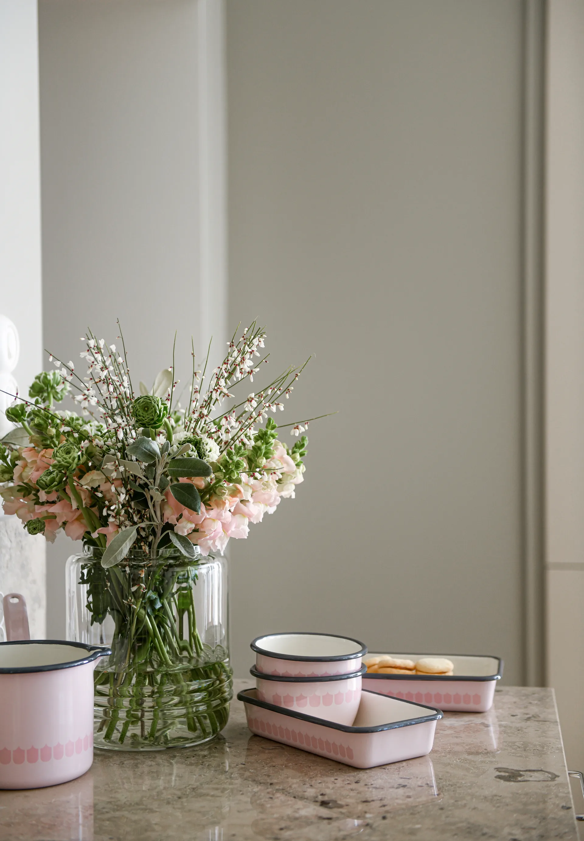 Plat à four en émail Vappu, Rose Muurla