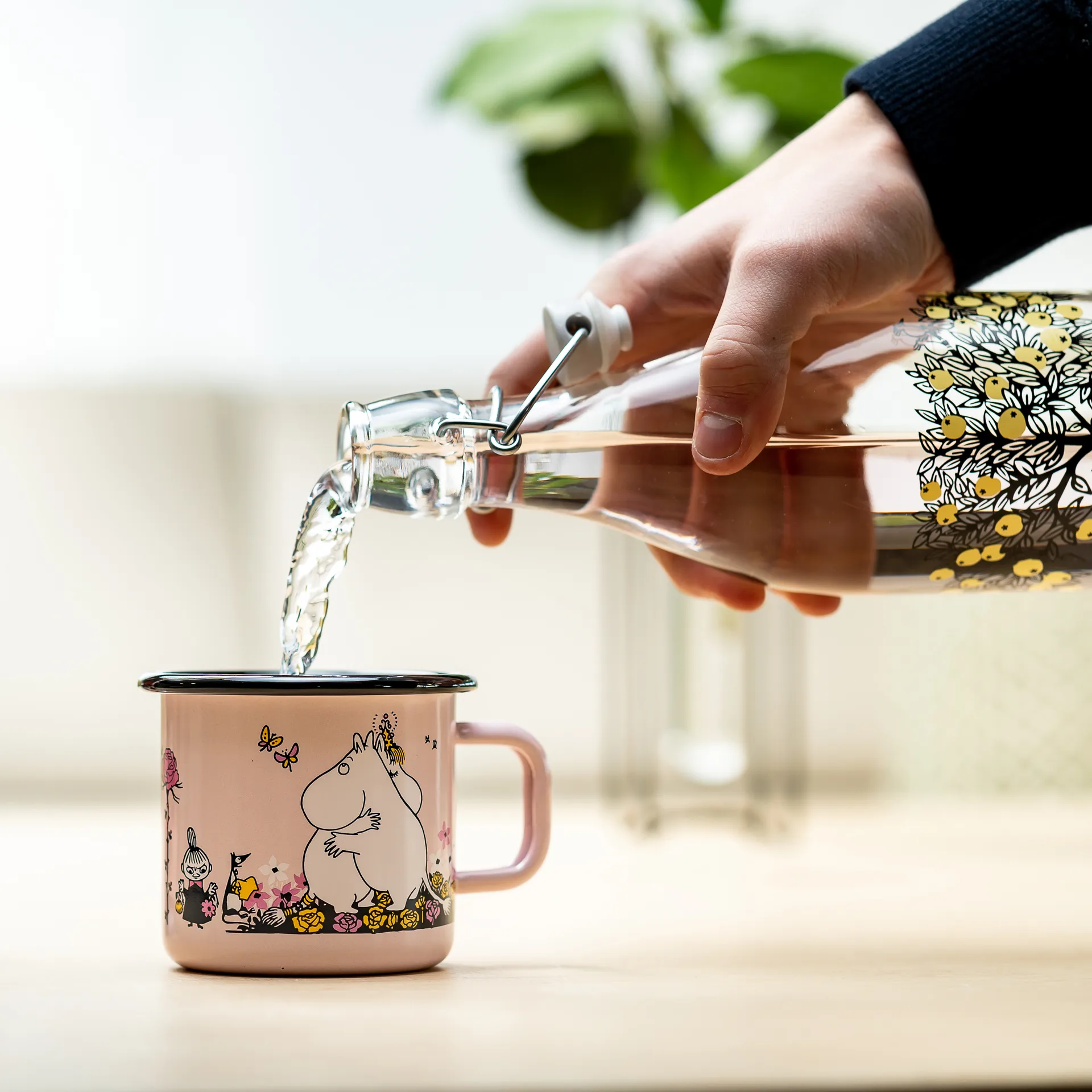 Tasse émail Moomin câlin 37 cl, Rose Muurla