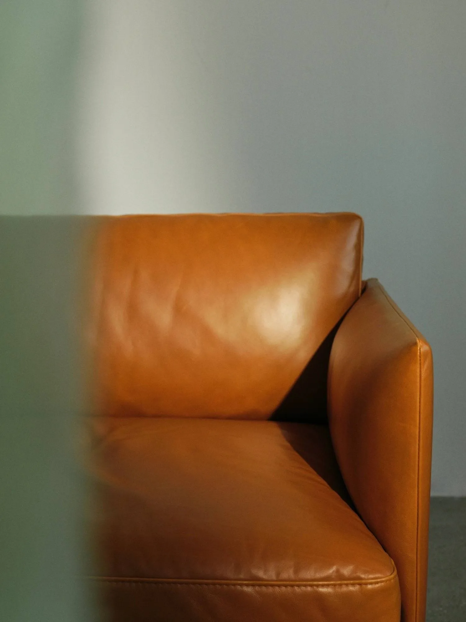 Canapé Outline 3 places cuir, Cognac-pieds noirs Muuto