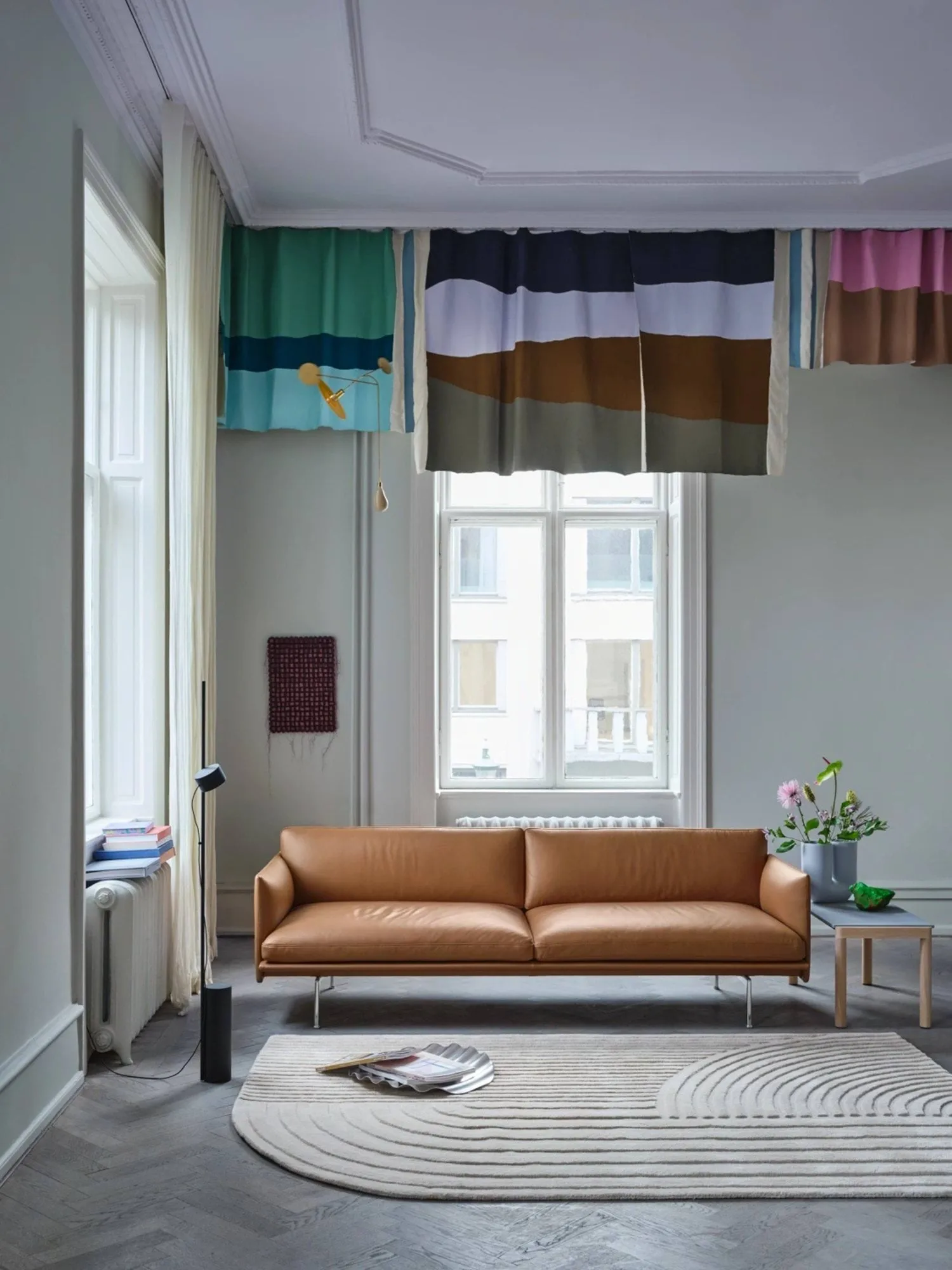 Canapé Outline 3 places cuir, Cognac-pieds noirs Muuto