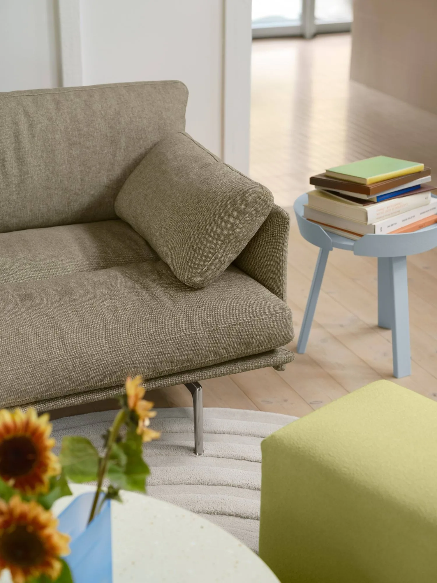 Canapé Outline Soft, Clay 15-pieds en aluminium, 3 places Muuto