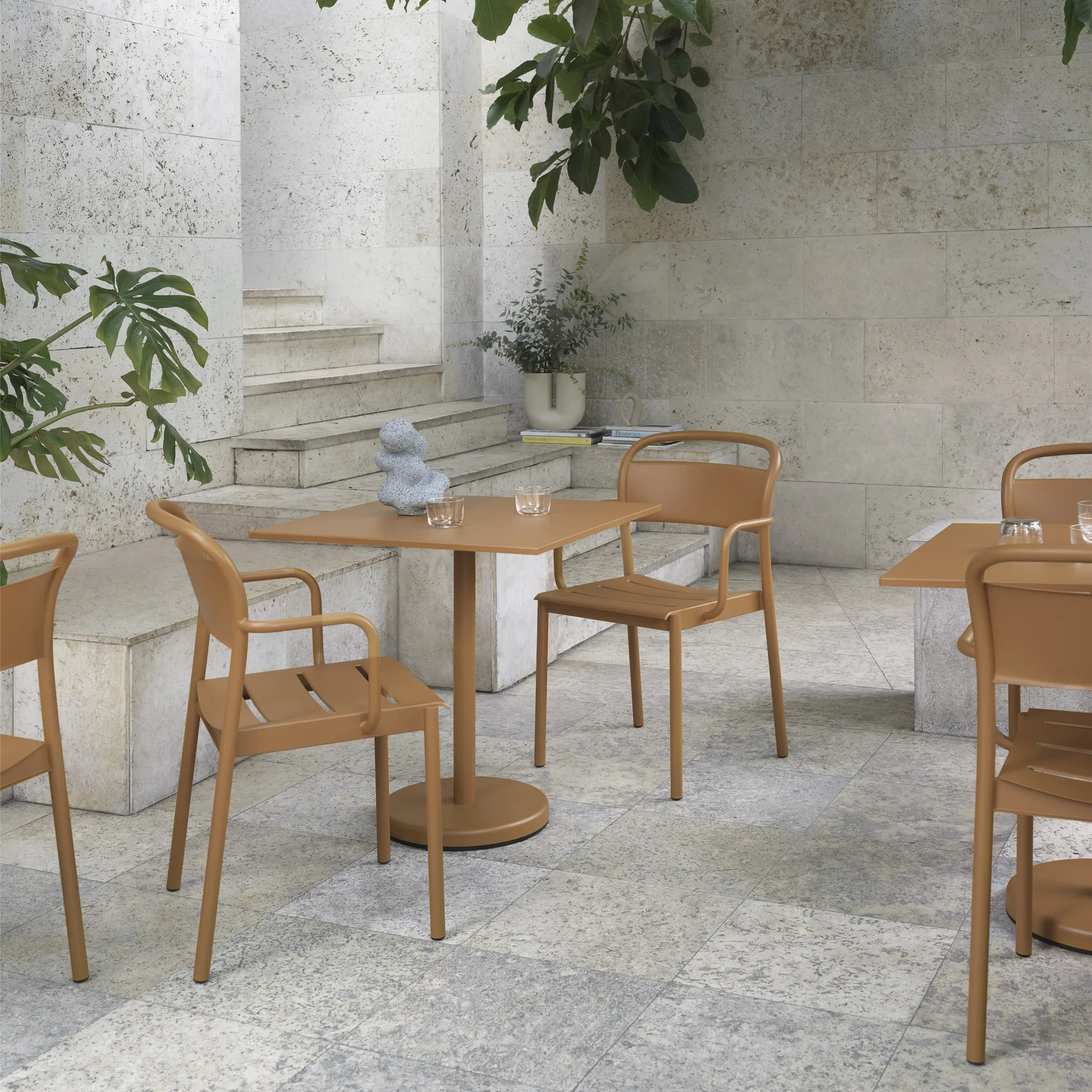 Chaise à accoudoirs Linear steel armchair, Burnt orange Muuto