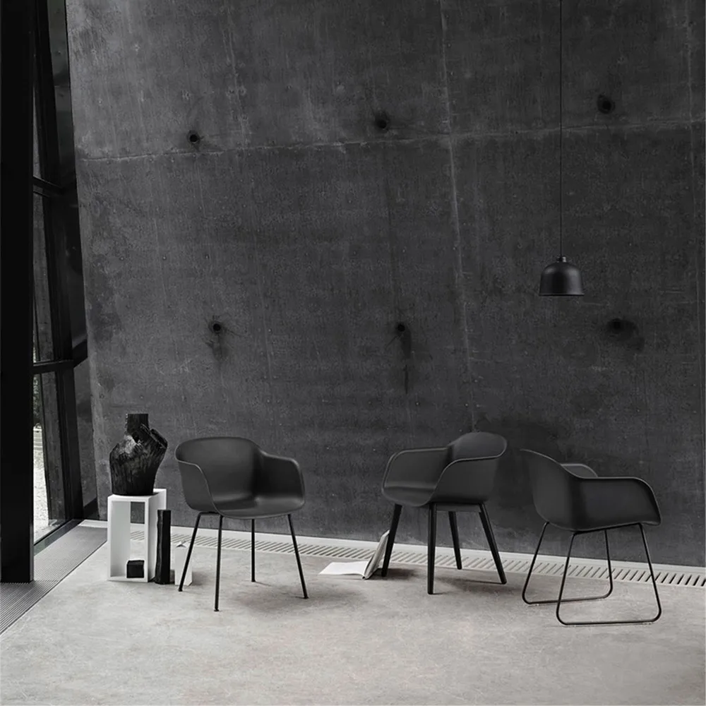 Chaise avec accoudoirs Fiber pieds en bois, cuir stone, pieds en chêne lasuré marron Muuto