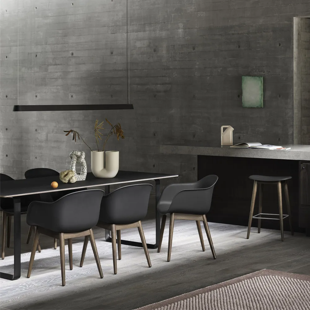 Chaise avec accoudoirs Fiber pieds en bois, dusty green, pieds lasurés marron foncé Muuto