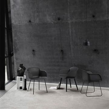 Chaise avec accoudoirs Fiber pieds en bois - dusty green, pieds lasurés marron foncé - Muuto