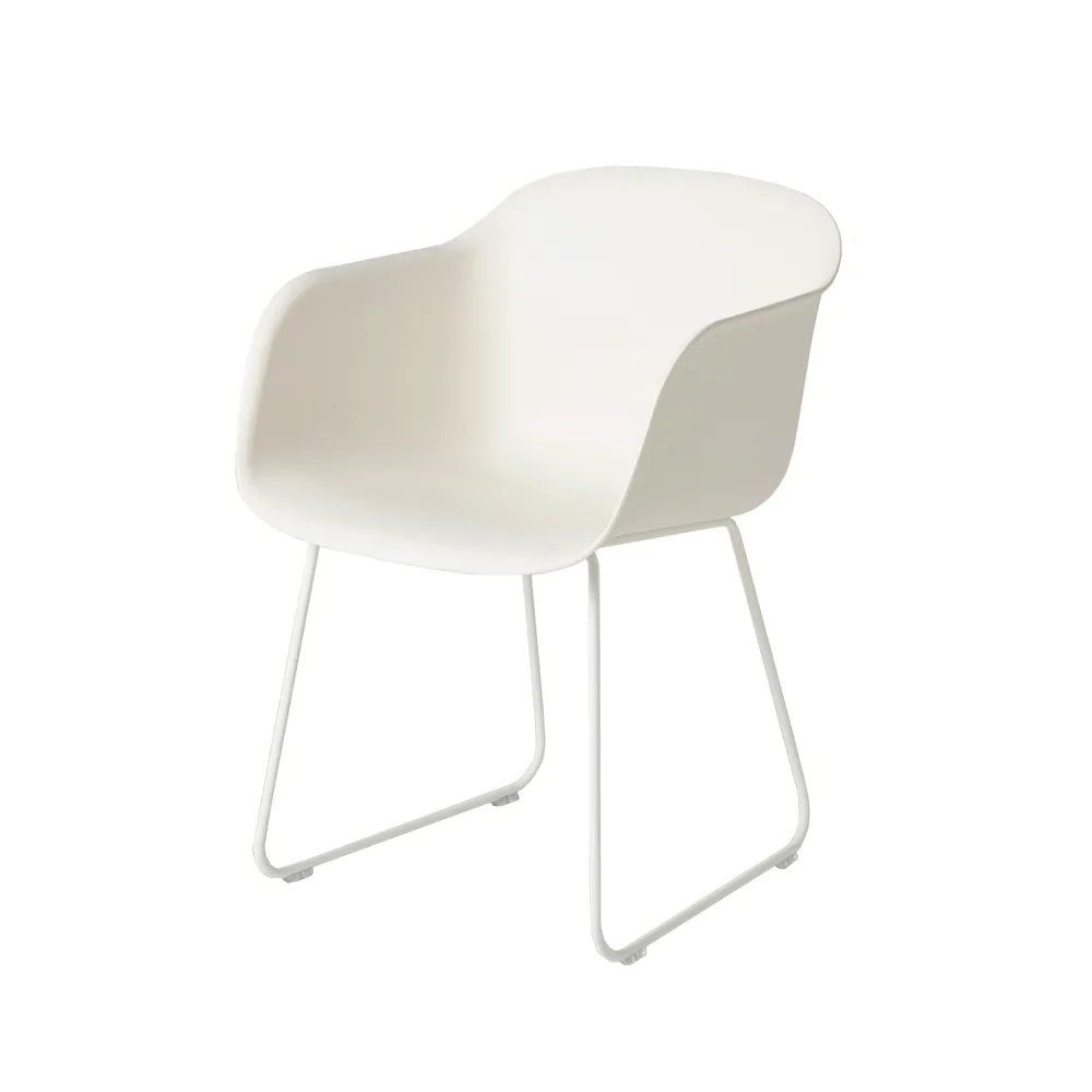 Chaise avec accoudoirs Fiber sled base, natural white, pieds luge blancs Muuto