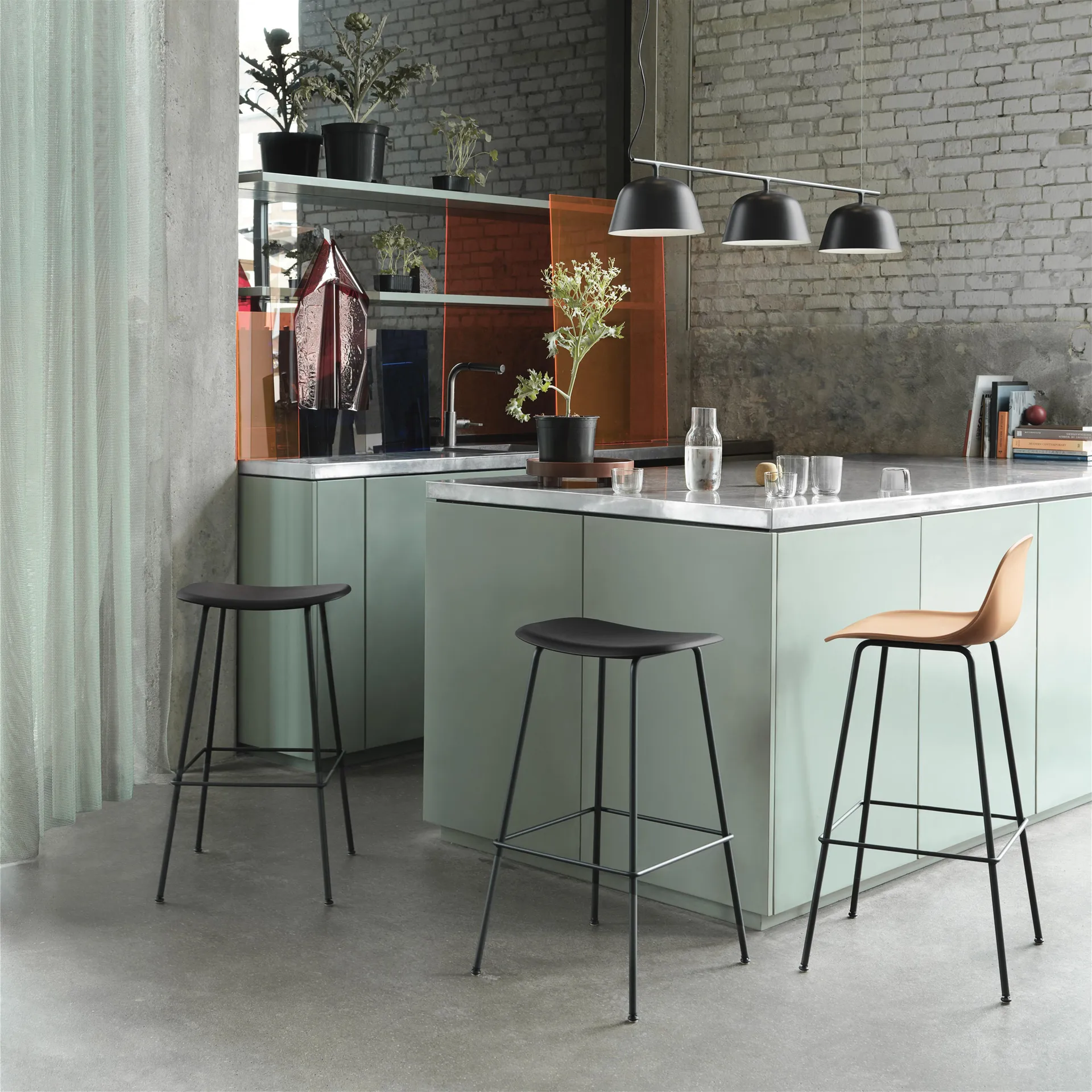 Chaise de bar Fiber Tube à dossier 65 cm, Ochre-Black (plastic) Muuto