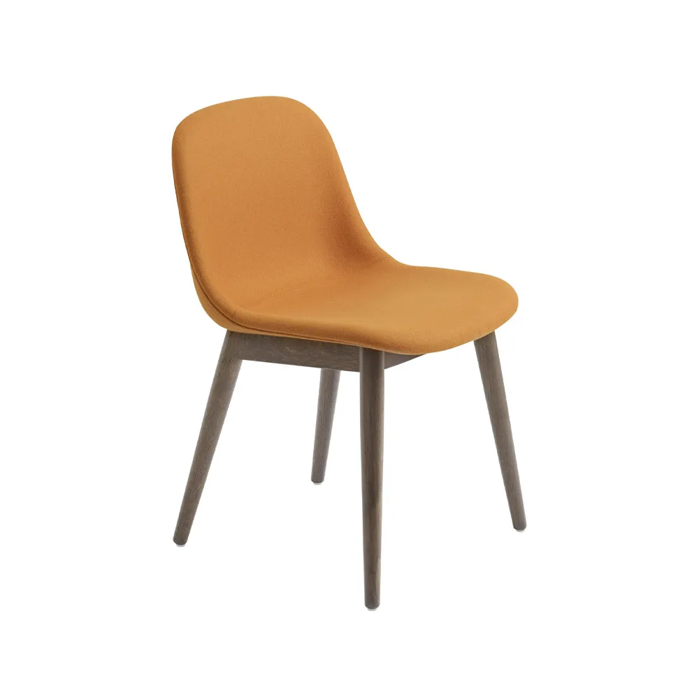 Chaise Fiber avec pieds en bois, tissu hero 451 orange, pieds en chêne lasuré marron Muuto