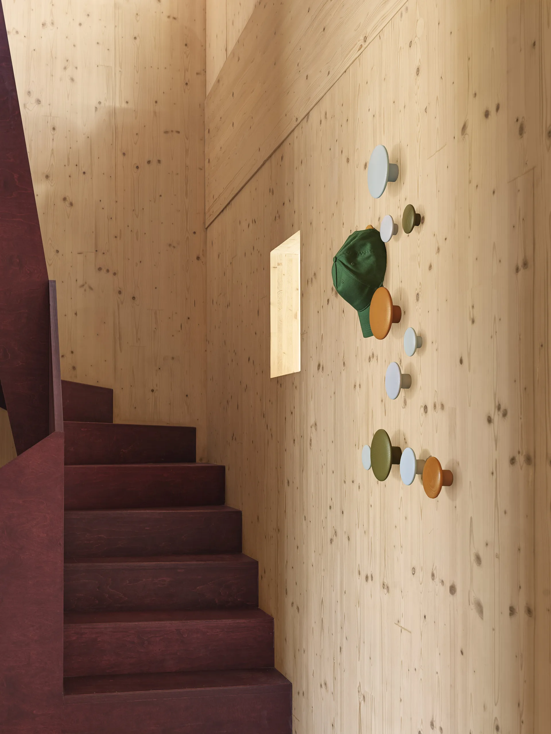 Crochet à vêtements The Dots brown green, Ø 6,5 cm Muuto