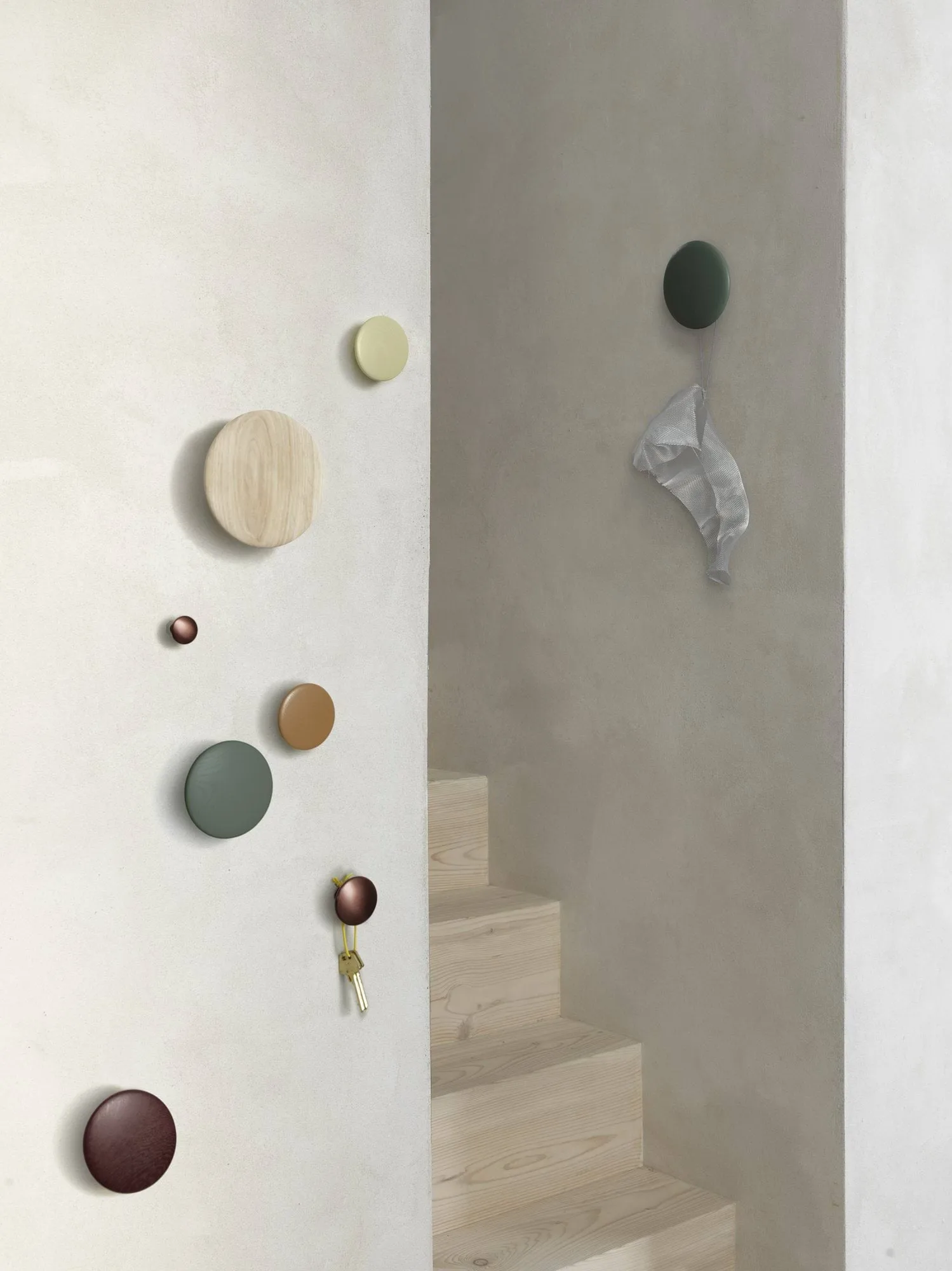 Dots Wood patère en bois, Rouge brun, Ø13 cm Muuto