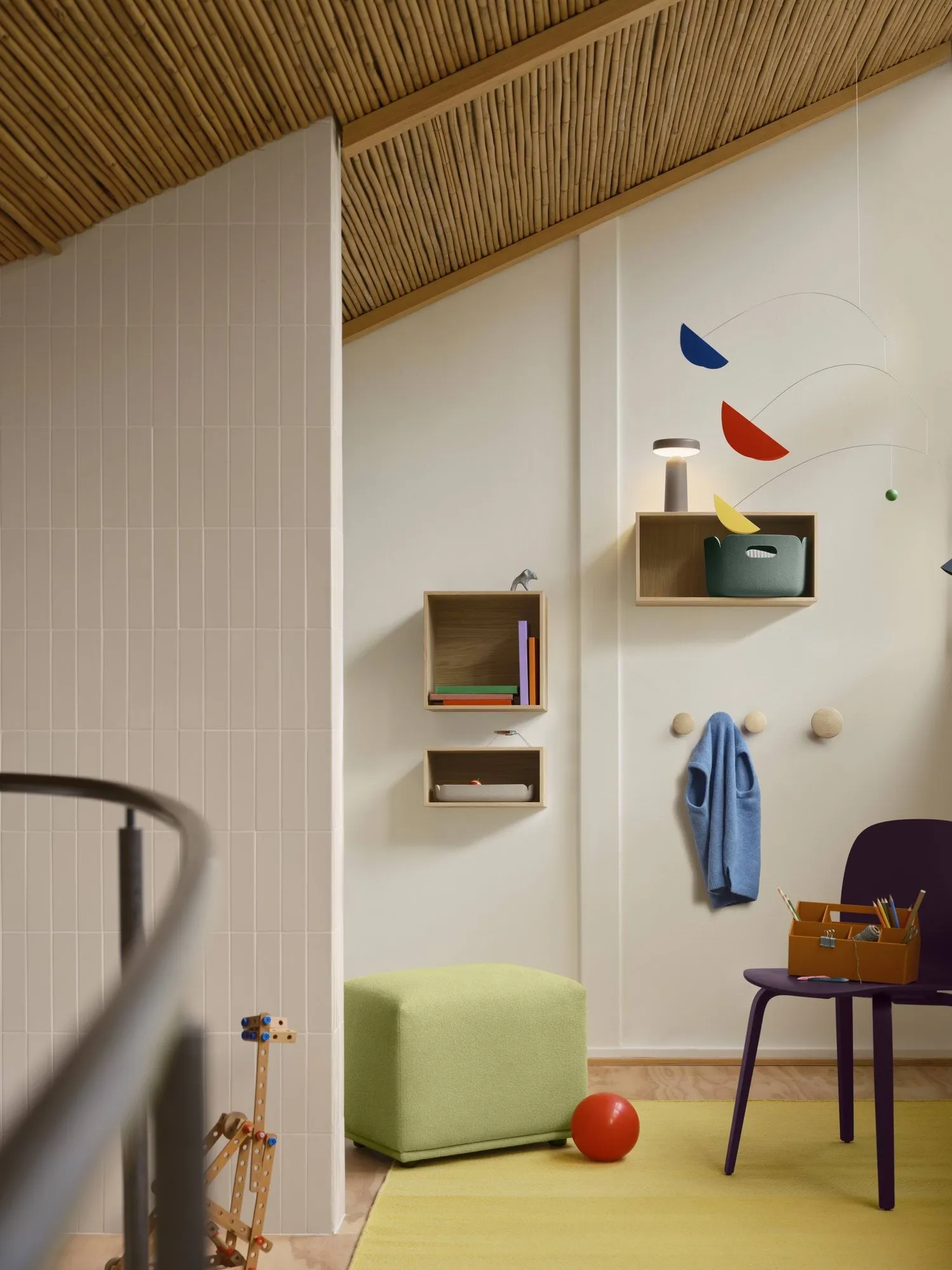 Dots Wood patère en bois, Rouge brun, Ø6,5 cm Muuto