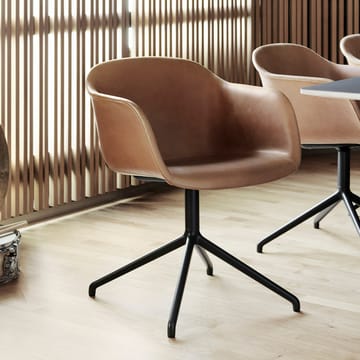 Fiber armchair chaise de bureau avec base pivotante  - Cuir cognac-structure noire - Muuto