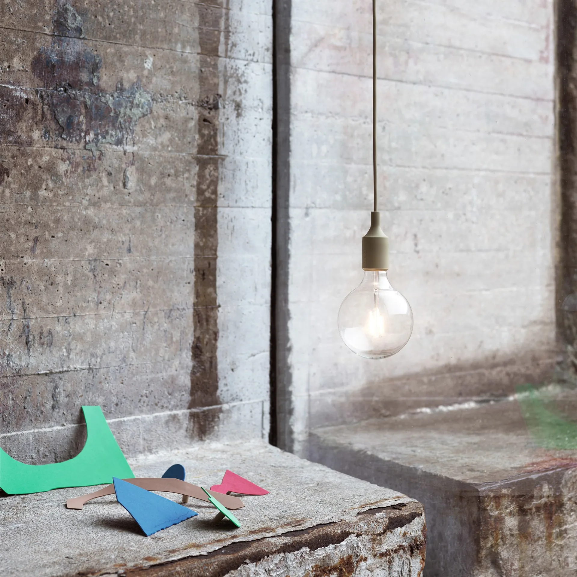 Lampe à suspension E27, vert olive Muuto