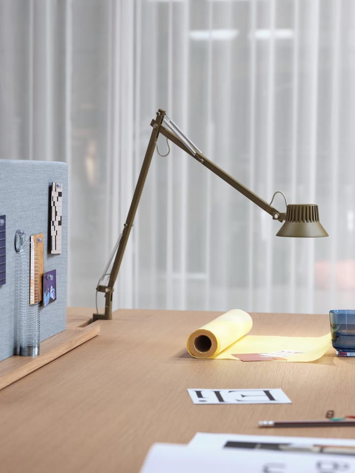 Lampe de table Dedicate L2 avec pince, Brown Green Muuto