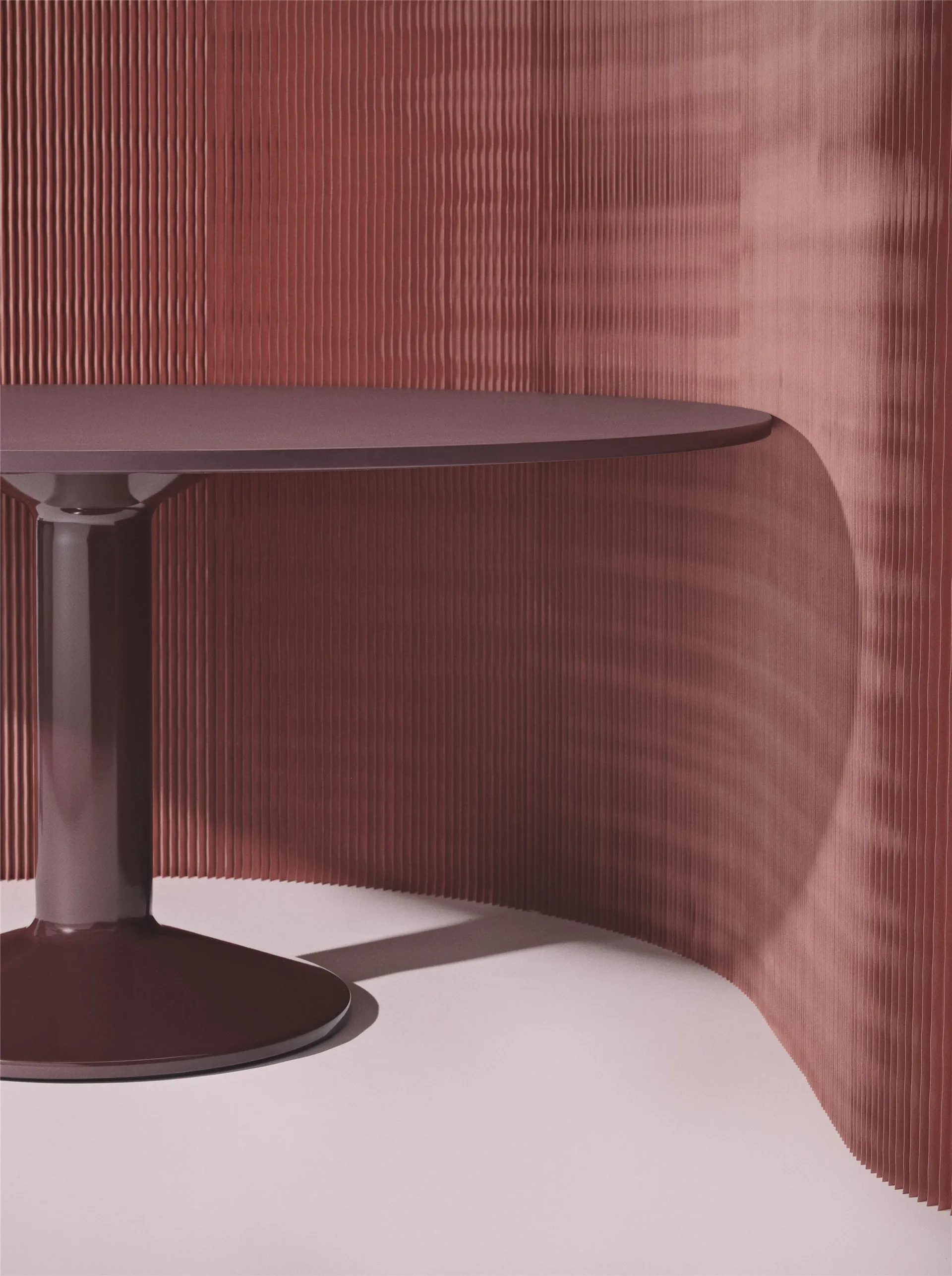 Table à pied central Midst, Dark red linoleum-dark red, Ø160 cm Muuto