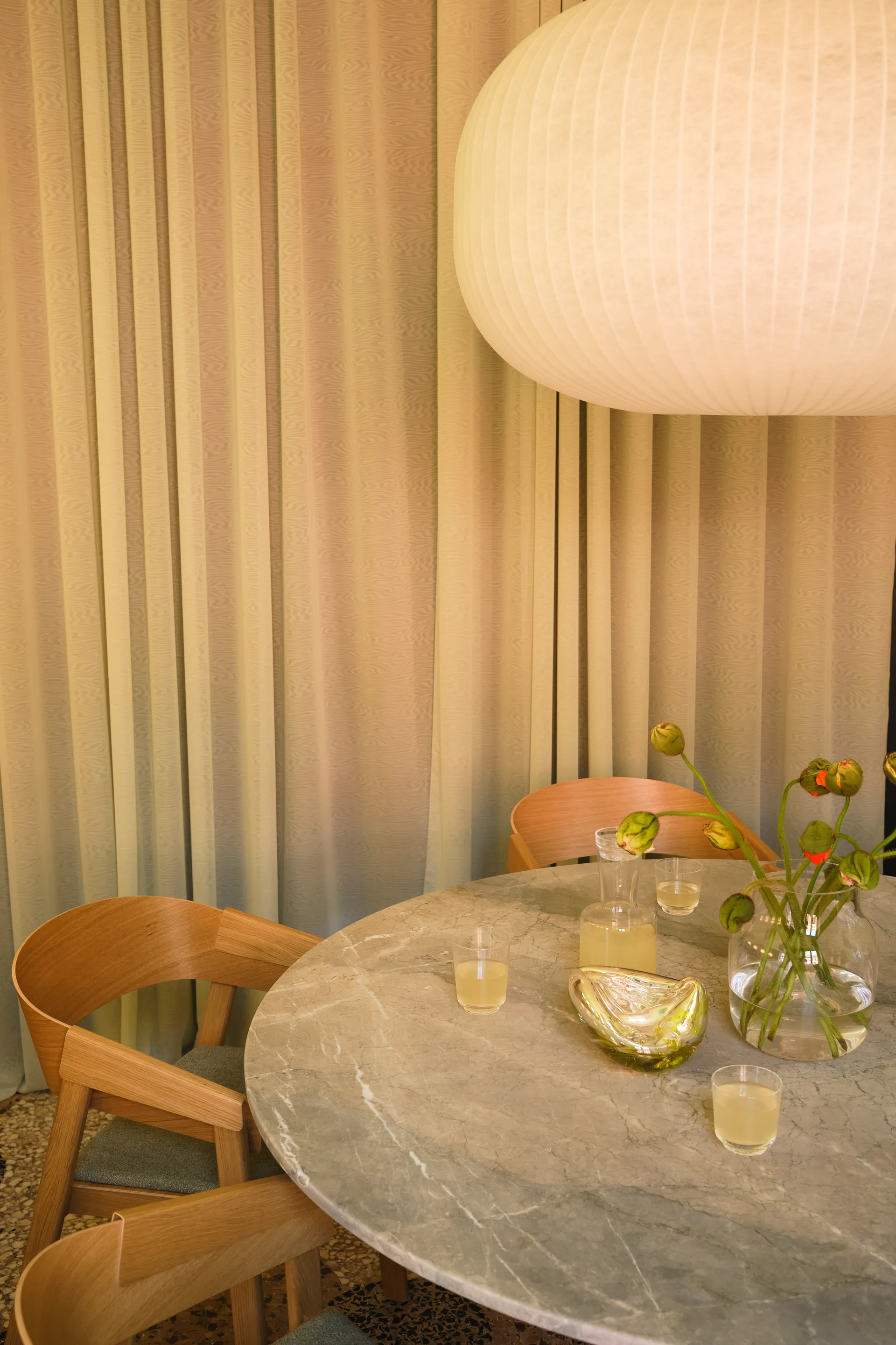 Table à pied central Midst, Grey marble-grey, Ø140 cm Muuto