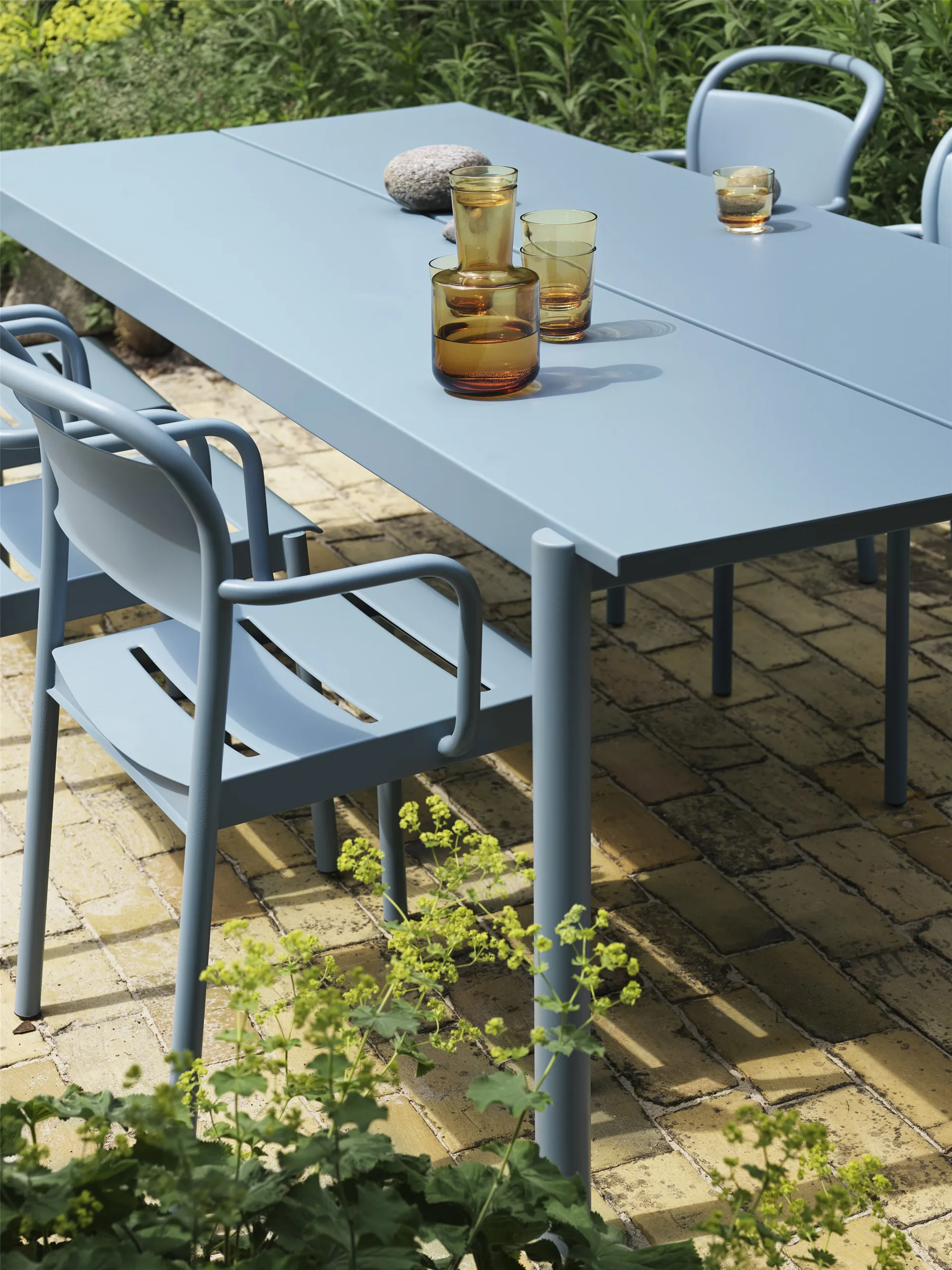 Table en acier Linear steel table 200 cm, Pale blue Muuto