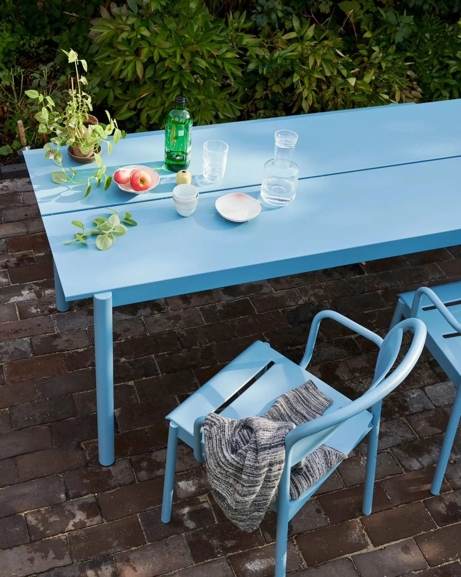 Table en acier Linear steel table 200 cm, Pale blue Muuto