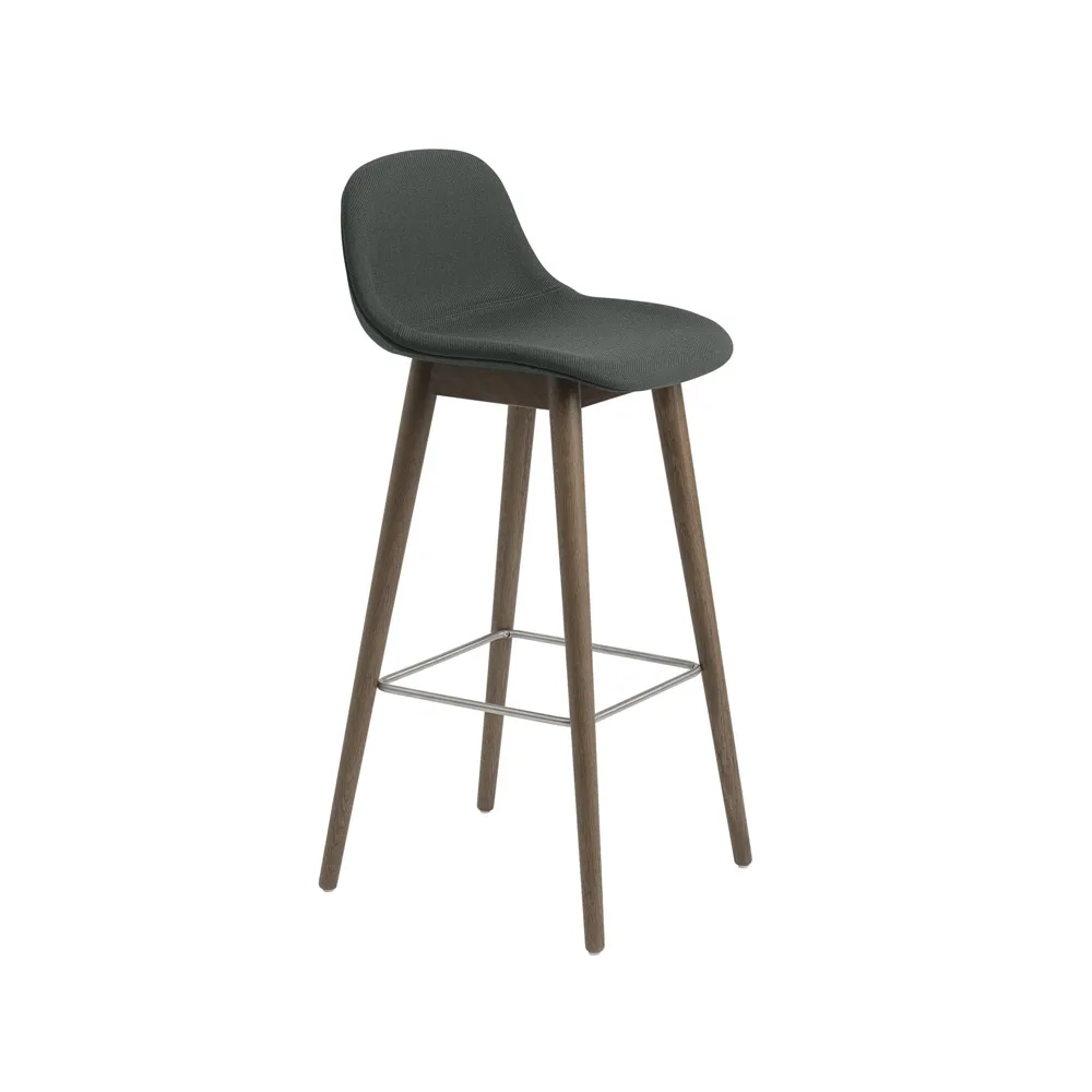 Tabouret de bar Fiber avec dossier 65 cm, Twill weave 990 dark green-pieds en chêne lasuré marron Muuto
