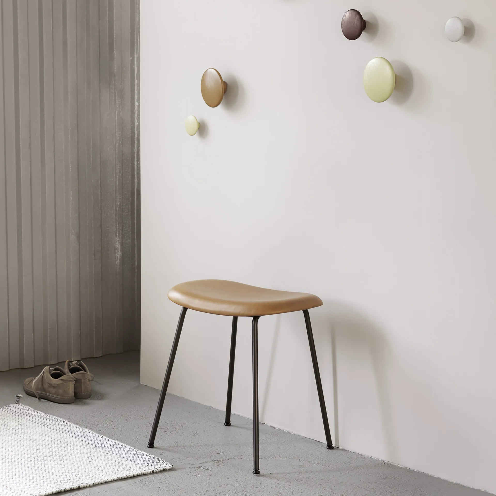 Tabouret Fiber, black, pieds en bois Muuto