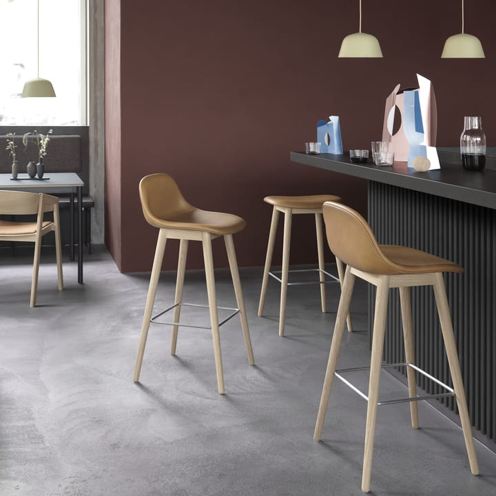 Tabouret Fiber counter 65 cm, ochre, pieds en chêne Muuto